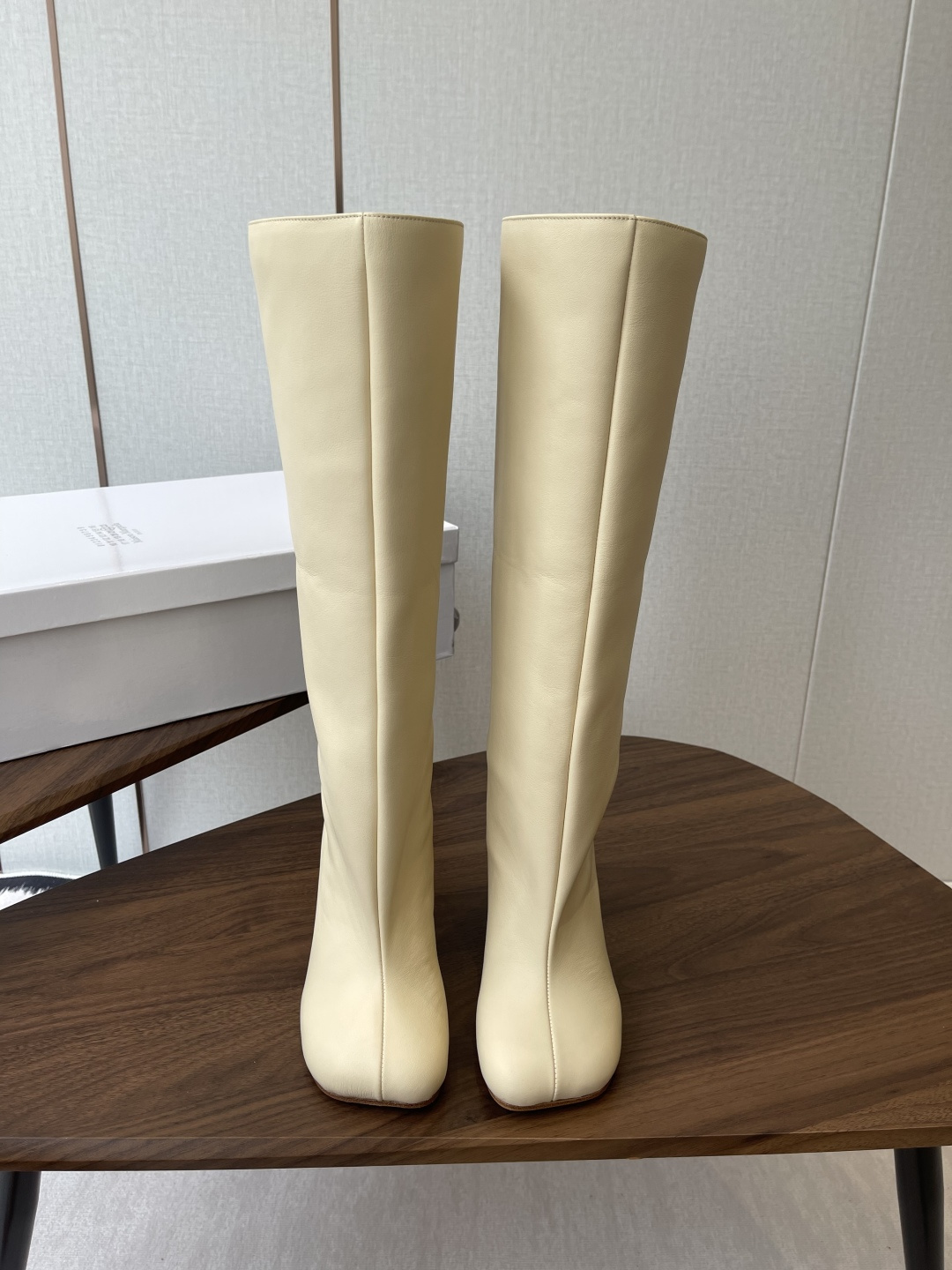 NO:594097,MaisonMargiela Margiela sheepskin wide straight boots 2025 autumn and winter new stiletto high boots MM6 tabi split-toe shoes and boots autumn and winter new products, the highest version, purchased by buyers 1:1 perfect replica of the split-toe tabi boots original molded double-layer leather soles The original lasted shoes are very generous and can be easily matched with various styles. The good news for short legs The upper body instantly becomes longer legs  The upper feet are not constrained by routine, and you can be yourself as you like~ The upper feet are soft and comfortable. The upper is imported original genuine leather. The inner lining is original genuine leather. The outsole is original Italian double-layer leather sole. Size35-39 (40 customization is non-refundable and non-exchangeable), boots, masion margiela, boots, sheepskin19860909MaisonMargiela 玛吉拉羊皮宽筒直筒长靴 2025秋冬新细高跟高筒靴 MM6家tabi分趾鞋靴秋冬新品最高版本买手代购1:1完美复刻分趾tabi靴原版开模双层真皮鞋底 原版套楦鞋型很大方 搭配各种风格都轻松驾驭 小短腿的福音 上身瞬间秒变大长腿 上脚不被常规所拘束,随心所欲做自己～上脚炒鸡柔软舒适 鞋面进口原版真皮 内里原版真皮 大底原版意大利双层真皮底跟 Size35-39（40定制不退不换）,靴子,masion margiela,boots,sheepskin,Women's Shoes