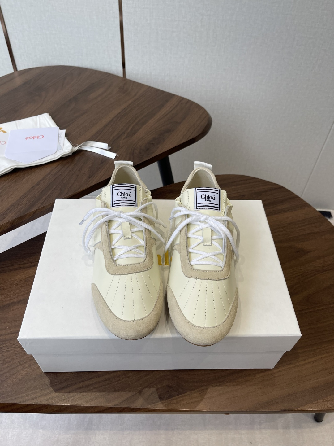 NO:593831,Chloe 25ss new Dexun shoes ballet casual shoes, comfortable and fashionable! Easy to wear and durable!  Who hasn’t owned this pair of Chloe training shoes? I’d be really sad! I’ve picked them up this year and fell in love with them. Simple and versatile, with white mesh and suede. The moment you put them on your feet, you’ll be conquered by the soft touch. No matter how much you walk, your feet won’t get tired. They’re lightweight, breathable, comfortable and versatile!  Whether paired with jeans to create a casual style, or paired with a small skirt to create a gentle temperament, it can be perfectly adapted. The elegant shoe shape is retro and versatile, making it look high-end!  It can easily become the finishing touch of your outfit. Believe me, once you put it on, you will fall in love with it. Hurry up and get it to start your journey of fashion and comfort! The upper is original and customized with breathable mesh + suede. The inner counter is consistent with the net. The outsole is original molded rubber sole. Size35-40 (custom-made in 40 pieces, non-refundable), casual shoes/sports shoes, chloe, loewe, sneakers, skirts, jeans19860909Chloe 25ss 新款 德训鞋芭蕾休闲鞋 舒适又时尚!好穿又耐穿！ 谁还没拥有这双Chloe蔻依德训鞋,我是真的会伤心!今年被它狠狠拿捏,一整个爱住.简约又百搭,白色网面拼接反毛皮,上脚的瞬间就被柔软的触感征服,走再多路都不累脚.轻巧透气又舒适百搭！ 不管是搭配牛仔裤打造休闲风,还是配上小裙子营造温柔气质,它都能完美适配,秀气鞋型复古百搭显高级！轻松成为穿搭的点睛之笔.相信我,一旦穿上,就会爱不释脚,赶紧入手,开启你的时尚舒适之旅! 鞋面原版定制透气网面+反毛皮 内里专柜一致网里 大底原版开模橡胶底 Size35-40（40订做不退换）,休闲鞋/运动鞋,chloe,loewe,sneakers,skirts,jeans,Women's Shoes