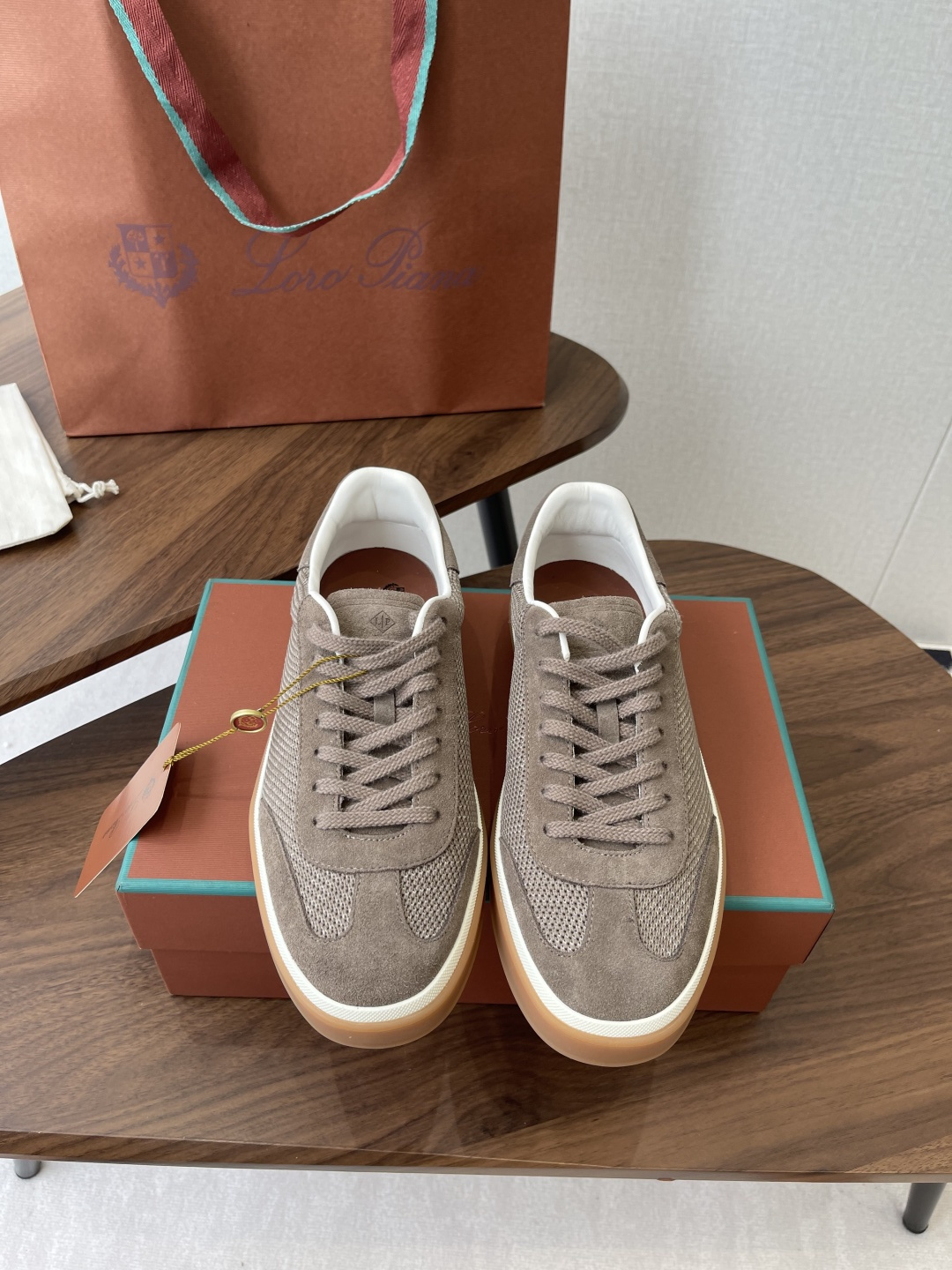 NO:593829,Loro Piana Tennis walk series LP moral training shoes, casual sports shoes, sneakers, Maoli, original purchase, development and production. This new suede tennis shoe adopts an ultra-low-top design, suitable for year-round wear. The hemmed sole creates a relaxed and charming color combination, harmoniously blending functionality and low-key personality, creating an ideal shoe choice for urban wear.  The heel is decorated with Kummel color inserts, soft calfskin tongue, embossed LP logo, cotton shoelace upper, cow split suede sole, rubber-lined calfskin, fabric, original custom-made first-layer cowhide, lining custom-made calfskin, fur lining, outsole, original molded anti-slip rubber material, sole thickness 3CM  Size Women's 35-40 (Female 40 is custom-made and non-returnable) Men's 38-45 (38/45 is custom-made and non-refundable), casual shoes/sports shoes, loro piana, loro piana, sneakers, cowhide19860909Loro Piana 诺悠翩雅Tennis walk系列 LP德训鞋 休闲 运动鞋 板鞋 毛里 原版购入开发 做货 这款新款绒面革网球鞋采用超低帮设计,适合全年穿着. 包边鞋底营造轻松迷人的色彩组合,将功能性与低调个性风格和谐融合 打造都市着装的理想鞋履选择. 鞋跟处饰以Kummel色嵌片柔软小牛皮鞋舌,压印LP徽标棉质鞋带鞋面,牛剖层绒面革鞋底 橡胶衬里小牛皮 面料原版定制头层牛皮 内里定制小牛皮里 毛里 大底原版开模防滑橡胶材质 底厚3CM Size女款35-40(女40定做不退换)男款38-45（38/45定做不退换),休闲鞋/运动鞋,loro piana,loro piana,sneakers,cowhide,Women's Shoes