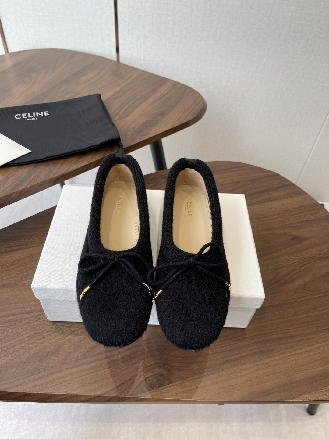 NO:593835,Celine 25ss new slip-on, super comfortable Mary Jane shoes. You must buy a pair of Celine Mary Jane retro-style classics this year. Super versatile, simple and elegant, classic slip-on design, simple and fashionable, combining gentleness and texture. It can be matched casually with skirts and trousers. The proper Yanba shows its brand atmosphere. Upper: original molded material. Lining sheepskin. Outsole: original molded leather outsole.  Size35-40 (40 orders are not returnable), fur shoes, celine, mary jane, skirts, sheepskin, Leather soles19860909Celine 25ss 新款 一脚蹬 超级舒适 玛丽珍 单鞋 今年必须要入手一双celine 玛丽珍 复古风经典款 超级百搭 简单大气 经典的一脚蹬设计 简约时髦 把温柔和质感合并 无论裙装裤装都能随意搭配 妥妥的颜霸 无不彰显它的品牌气息. 鞋面:原版开模材料 内里羊皮 大底:原版开模真皮大底 Size35-40（40订做不退换）,毛毛鞋,celine,mary jane,skirts,sheepskin,Leather soles,Women's Shoes