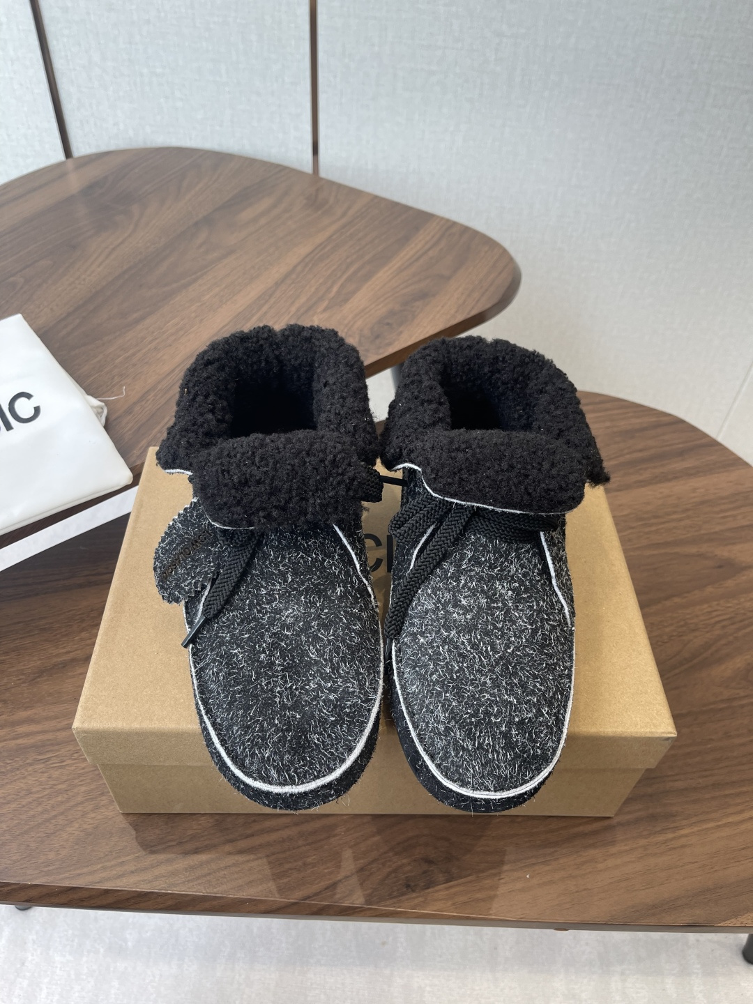 NO:593837,Niche Lowclassic 2025 /fw Classic street-friendly wool snow boots. Recently popular Lowclassic niche item, hot-selling snow boots on the street. Fried chicken soft and comfortable low-heeled shoes. Fashionable. A must-have item that you won’t miss. Excellent texture. Versatile and not easy to clash with. Slim boots. Imported molding materials. Wool lining, original molded rubber outsole. Size35-39 (custom-made for 40, non-refundable), snow boots, boots.19860909小众Lowclassic 2025 /fw Classic压街羊毛雪地靴 近期火爆Lowclassic小众单品压街火爆雪地靴,炒鸡柔软舒适矮跟鞋、时髦绝对不等错过的必入款、质感极好 百搭不易撞款 显瘦筒靴 进口开模材料 羊毛内里、原版开模橡胶 大底 Size35-39 (40订做不退换),雪地靴,boots,Women's Shoes