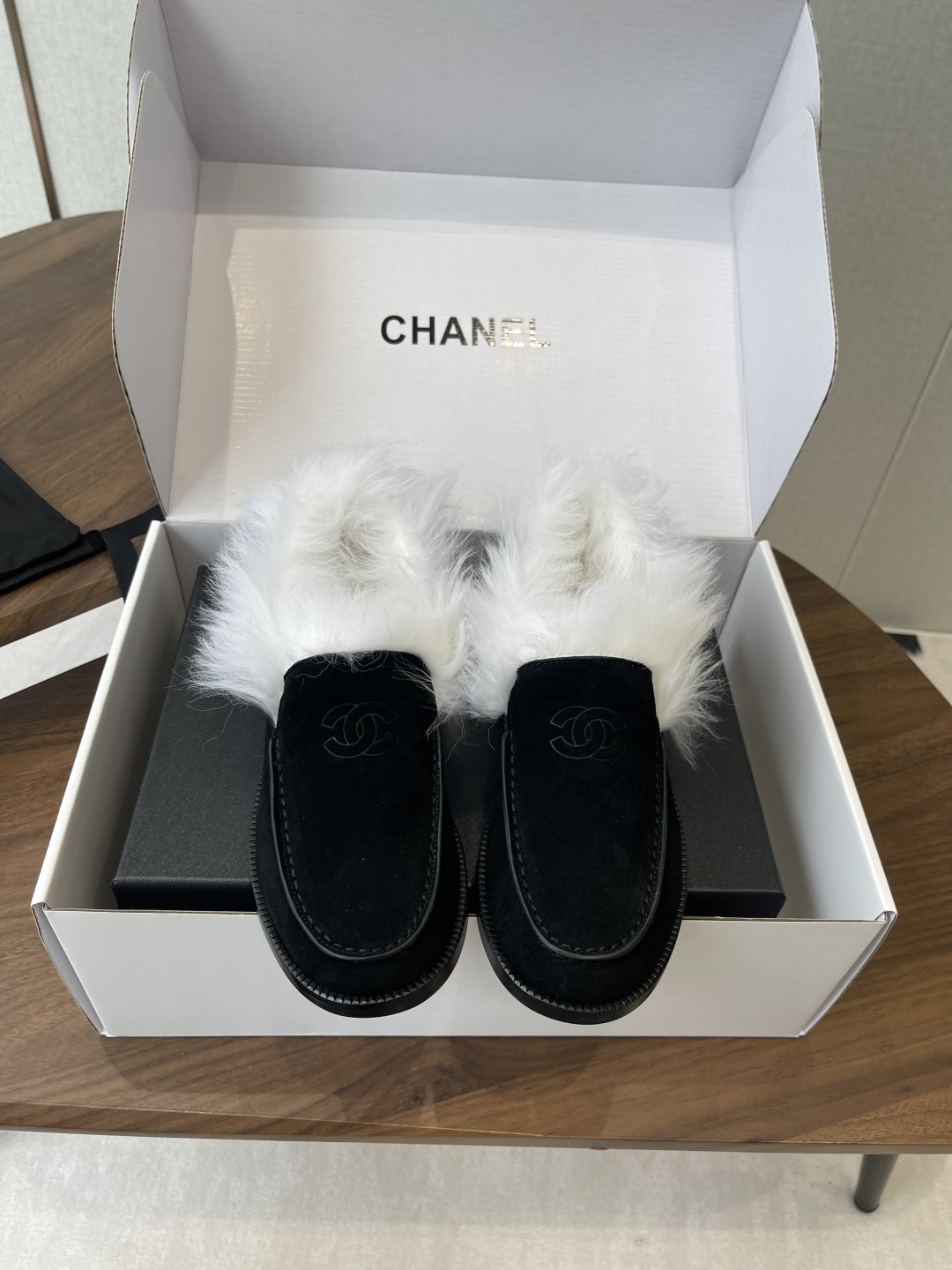 NO:593025,(Official website sync box packaging) Chanel 25ss Xiaoxiang new mink hair Xiaoxiang loafers single shoes for autumn and winter, Chanel's must-have hot style goddess series, with Chanel's characteristic elegant lady temperament, super eye-catching, irresistible, heart-warming... Imported suede upper, imported butter leather, original molded hardware logo, imported mink fur lining, outsole, Italian genuine leather outsole, Size#35-41 (40 41)  Customized (no return or exchange), loafers, chanel, chanel, loafers, chamois leather, Leather soles19860909（官网同步盒包装） Chanel 25ss 小香 新款 水貂毛 小香乐福鞋 单鞋秋冬 香家必备爆款 女神系列,拥有香家特色优雅名媛气质,超级耐看,让人无法抗拒,心动ing…… 鞋面进口麂皮 进口牛油皮 原版开模五金logo 内里进口水貂毛 大底意大利真皮大底 Size#35-41（40 41 定做不退换）,乐福鞋毛毛鞋,chanel,chanel,loafers,chamois leather,Leather soles,Women's Shoes