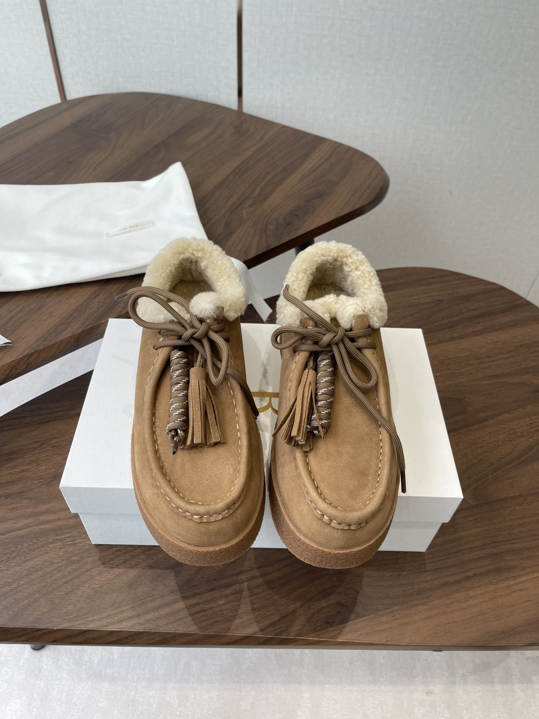 NO:593028,Wandan-made THE ROW lace-up 25ss new spring and summer loafers, the correct way to open them with a high-end feel!  Simple and fashionable, with fine workmanship. You really must buy it. It’s really amazing. The more seemingly simple the model, the more difficult it is to make the best version!  The upper is made of imported suede, the lining is made of wool, and the sole is original open-molded smoked rubber outsole Size #35-40 (custom-made for 40 units, non-refundable), loafers, chamois leather19860909莞产THE ROW系带 25ss 春夏新款 乐福鞋 高级感的正确打开方式！简洁又时髦 做工精细 真的一定要入手 真的很绝 越是看似简单的款越考验做版型之最！ 鞋面采用进口麂皮 内里垫脚羊毛 鞋底原版开模烟胶大底 Size#35-40（40订做不退换）,乐福鞋毛毛鞋,loafers,chamois leather,Women's Shoes