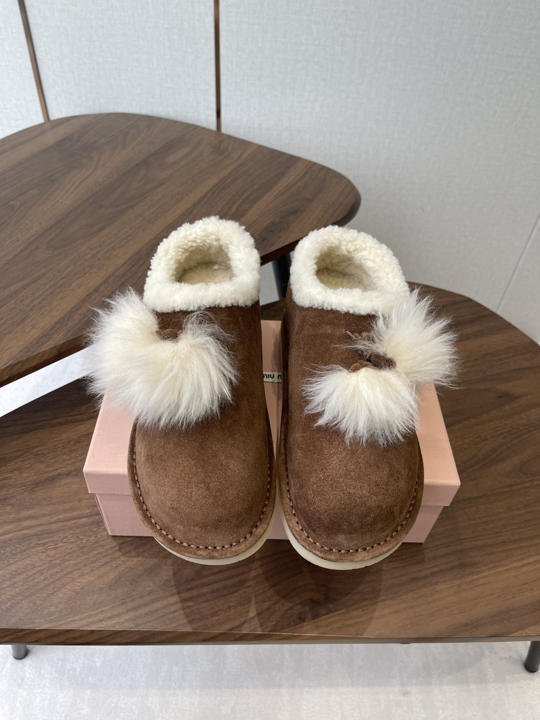 NO:593031,MiuMiu Miu Miu 25ss autumn and winter catwalk style, wool short boots, snow boots and fur shoes. They often appear on the covers of major fashion magazines, and are loved by celebrities and Xiaohongshu bloggers. The strap design is more elegant, and it is especially stunning on the feet. You will not regret it when you close your eyes. Very comfortable and stable on the feet. The combination can be salty or sweet (ZP develops hardware, customized colors). The upper is imported high silk suede, and the lining is imported wool.  Sole ZP molded outsole Size#35-41 (40 41 custom-made, non-returnable), loafers, fur shoes, miumiu, loafers, boots19860909MiuMiu 缪缪 25ss秋冬走秀款 羊毛小短靴雪地靴毛毛鞋 经常出现在各大时装杂志封面·各路明星、小红书博主都有钟爱 搭配绑带设计更显优雅,上脚尤为惊艳到你的一款 闭眼入都是不会后悔·上脚非常舒服超级稳·搭配还是可咸可甜（ZP开发五金、订制颜色） 鞋面进口高丝光牛反绒 内里进口羊毛内里 鞋底ZP开模大底 Size#35-41（40 41订做不退换）,乐福鞋毛毛鞋,miumiu,loafers,boots,Women's Shoes