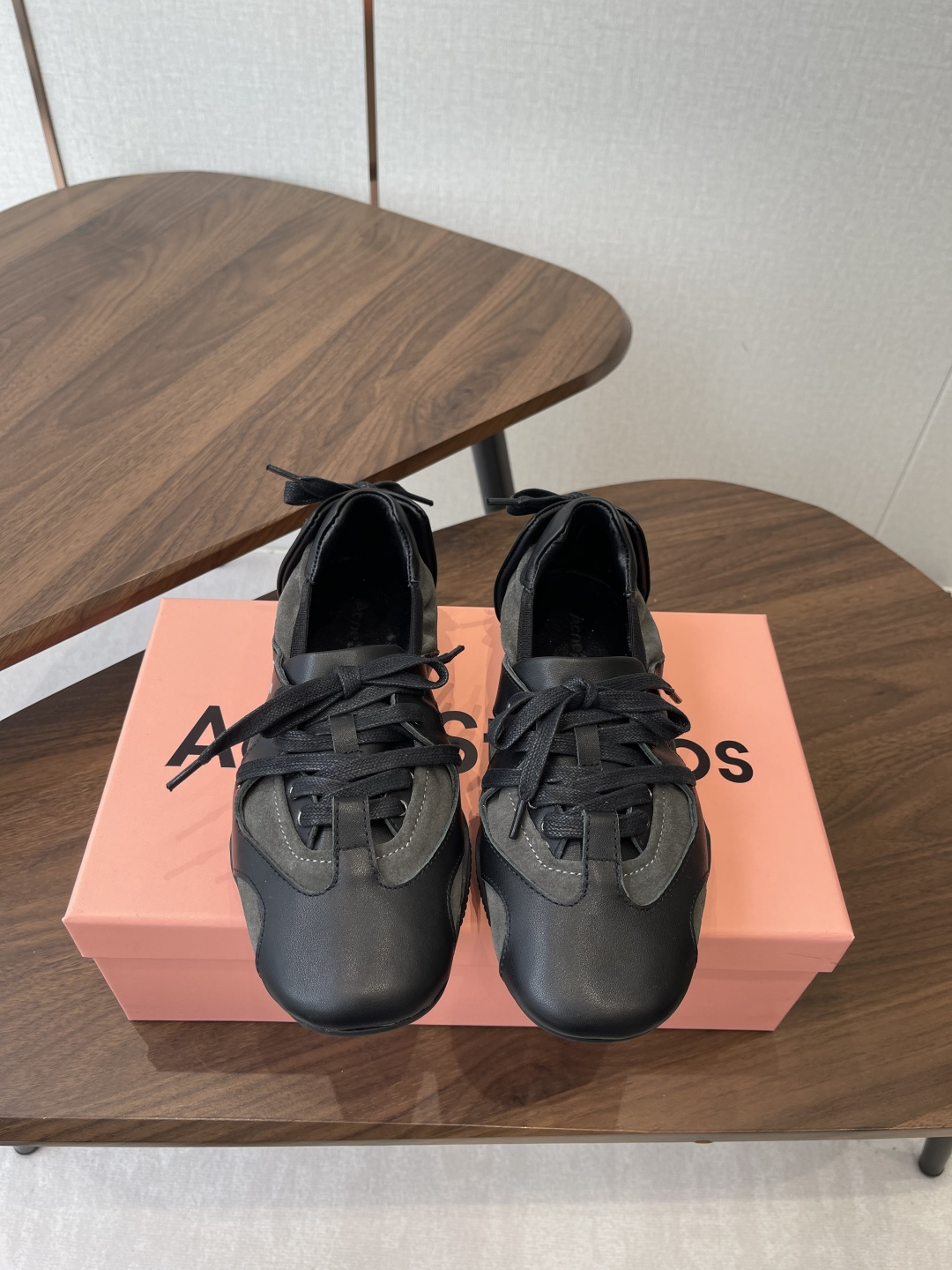 NO:593052,Acne Studios 25ss new spring and summer catwalk ballet shoes. It can be said that every pair is a shoe that can be treasured. This year's ballet shoes are really beautiful. The design and ballet shoes are instantly charming!  The details are completely compared to the original ones. The original molded outsole is very comfortable. Size#35-40 (40 orders can not be returned or exchanged), ballet shoes, Acne Studios, Dior19860909Acne Studios 25ss 春夏季新款走秀款芭蕾鞋 可以说每一双都是可以珍藏的鞋子 今年这款芭蕾鞋真的是太美了 设计搭配芭蕾舞鞋瞬间仙儿到爆！ 细节完全对比原版做的相当精细 原版开模大底 舒适度拉满 Size#35-40(40订做不退换),芭蕾舞鞋,acne studios,dior,Women's Shoes