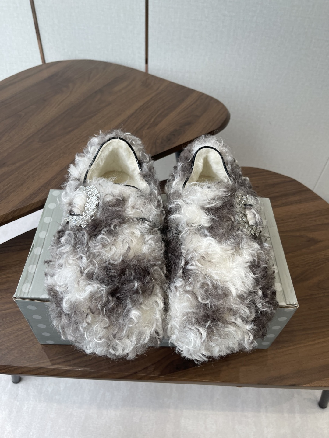 NO:593049,BIRKENSTOCK 25ss Autumn and Winter Wool Trendy Diamond Buckle Casual Shoes Ergonomically designed foot bed conforms to the shape of the foot, cork material is super light and comfortable to wear, beautiful last lines, exquisite workmanship, long-term wear without tiring the feet. Slightly lazy casual feeling!  Fabric sheep's curly original buckle, foot pad wool, sole brand special wear-resistant dragon EVA foam bottom sheet Size #35-40 (40 orders are not returnable), fur shoes, birkenstock19860909BIRKENSTOCK 25ss秋冬 羊毛 潮流时尚 钻扣 休闲鞋 人体工程学设计符合脚形的脚床,软木材质穿着超级轻便舒适,楦形线条优美,做工精致,长时间穿着不累脚. 略显慵懒的休闲感觉！ 面料羊卷毛 原版扣饰 垫脚羊毛 鞋底品牌专用耐磨龙 EVA发泡底片 Size#35-40（40订做不退换）,毛毛鞋,birkenstock,Women's Shoes