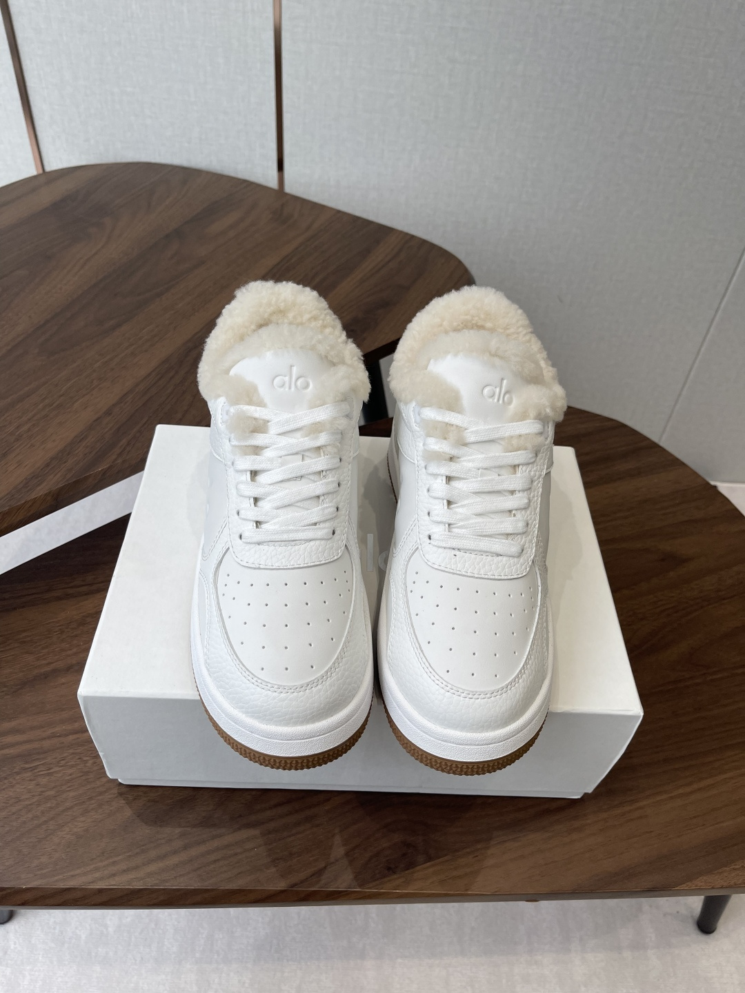 NO:593046,alo25s new autumn and winter color matching white shoes with thick soles, wool, comfortable and casual style alo understands girls better than Nike!  Super versatile on the feet!  And super comfortable!  It’s a thick-soled model but not heavy on the feet at all!  Very light!  It looks even better with socks!  And it’s the same model recommended by celebrities~the upper toes are taller and the legs are slimmer!  It’s super suitable for us little girls~ The overall shoe also has a classic color-blocking and contrasting design with a delicate leather texture on the upper!  !  Material cowhide, lining wool, outsole pure natural rubber outsole Size#35-40 (40 customization is not returnable), casual shoes/sports shoes, sneakers, cowhide19860909alo25s 秋冬新款 拼色小白鞋厚底 羊毛 舒适休闲款 alo比耐克更懂女生！上脚超级百搭！而且超级舒适！是厚底款但是上脚一点都不沉重！ 非常轻便！套上袜套搭配更好看！而且还是明星同款推荐～上脚增高显腿细！ 超级适合我们小个子女生～鞋子整体也是经典的拼色撞色设计搭配鞋面细腻的真皮纹路肌理感！！ 材质牛皮 内里羊毛 大底纯天然橡胶大底 Size#35-40（40定制不退换）,休闲鞋/运动鞋毛毛鞋,sneakers,cowhide,Women's Shoes