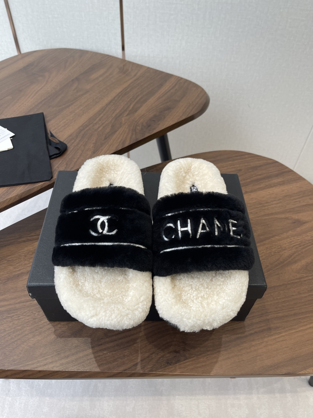 NO:593039,Chanel classic double C furry slippers for all seasons!  This fur slipper is so cute ~ Soft and fluffy fur, comfortable and warm feet! Increases height and lengthens legs! It is casual and lazy with socks in autumn and winter. The upper feet are really beautiful and fashionable! So beautiful and beautiful! Imported wool, soft and silky to the touch, rubber outsole Size#35-39 (40 customized), fur shoes and slippers, chanel, slippers, socks19860909Chanel 经典四季双C毛毛拖鞋！这款毛拖真的是真太可爱了～ 柔软蓬松的毛毛,舒服暖脚! 增高显腿长! 秋冬搭配袜子休闲又慵懒 上脚真的好看又时髦!美腻美爆了! 进口羊毛,手感细腻柔软丝滑 橡胶大底 Size#35-39（40 定制）,毛毛鞋拖鞋,chanel,slippers,socks,Women's Shoes