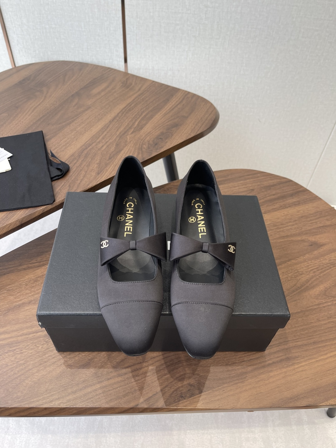 NO:593036,CHANEL Xiaoxiang 25ss spring and summer logo is embellished, just like a necklace around the neck of a goddess. It wraps the upper foot very well, and the upper heel looks slimmer. It is really super exquisite!  The retro Mary Jane is so right. I personally like the classic combination the best. It has the feeling of retro fragrance in the 80s. The style is novel and fashionable, and the craftsmanship is perfectly presented. It is so beautiful that even your relatives will not recognize it. It makes you look slim and white. I think all girls should have a pair. The most important thing is that the color is bright enough. It is not enough to describe her as if she is walking on the ground. It is a shoe that makes you unable to put it down!  The beautiful Xiaoxiang Mary Jane ballet shoes are worn by my favorite celebrities and celebrities, which makes me like this shoe even more. It makes me feel like a girl when I put it on. It can be matched with various styles. There are very few white Mary Janes. Only in Xiaoxiang can they look particularly high-profile. The simple solid color does not have complicated designs. In spring, paired with small pants or gauze skirts, it can bring out a different kind of high-end!  The fabric is imported silk and imported sheepskin, which is very high-end. The lining is sheepskin, which is soft and delicate, super comfortable and high-end luxury!  Size#35-41 (40 41 customized, non-returnable), single shoes, chanel, mary jane, skirts, necklace, sheepskin, real silk19860909CHANEL小香 25ss 春夏 logo点缀,宛如女神脖子上的项链,上脚包裹性非常好,上脚跟显瘦,真的是超级精致！ 复古的玛丽珍太对味了,个人最喜欢好经典的搭配,颇有80年代复古小香风的感觉,款式新颖时尚,工艺完美呈现,美到六亲不认,很显瘦显白,我觉得 女孩儿们都要拥有一双,最重要的是颜色足够亮眼,健步如飞已不足以形容她如履平地,让爱不释手的鞋款！ 好看的小香玛丽珍芭蕾单鞋,喜欢的明星和红人都在穿,让我更加喜欢这款鞋少女心爆棚,穿上就仙,可以搭配各种风格白色玛丽珍几乎很少,只有在小香这里才能显得格外高调,简约 的纯色没有复杂设计,春天配小脚裤,纱裙都能衬托出别样的高级！ 面料进口真丝 进口羊皮 非常高级感,内里垫脚羊皮,柔软细腻,超级舒适亲夫,高端奢华！ Size#35-41（40 41定做不退换）,单鞋,chanel,mary jane,skirts,necklace,sheepskin,real silk,Women's Shoes