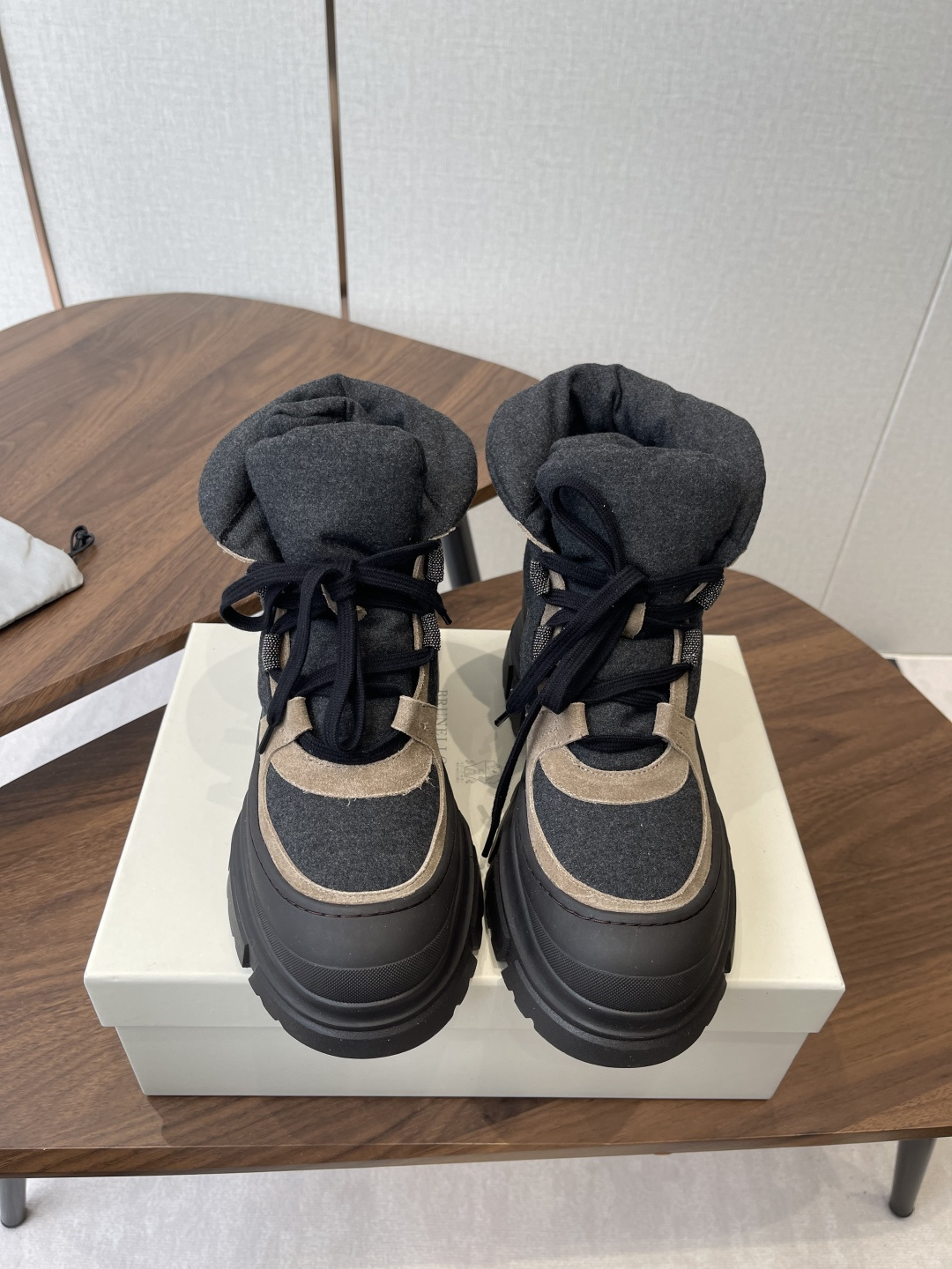 NO:593033,BrunelloCucinelli 2025vs latest autumn boots series... BrunelloCucinelli casual sports style original customization... Wearing it is light and comfortable, even if you wear it for commuting, you will not have stage fright at all. Although the shoes combine different materials and different colors, they do not have any sense of violation and are not exaggerated at all, but make people feel visually comfortable... The fabric is original custom cowhide custom wool Nico, the lining is original custom sheepskin, the foot pad is original custom sheepskin, the outsole is original rubber foam outsole  Size 35-39 (40 customized, non-refundable), snow boots, brunello cucinelli, boots, sheepskin19860909BrunelloCucinelli 2025vs最新秋季靴子系列…… BrunelloCucinelli休闲运动风格 原版定制 …穿着它轻盈舒适,即使通勤穿,也丝毫不怯场.鞋子虽然结合了不同材质,不同颜色,但是没有任何违和感强,一点也不夸张,反而让人在视觉上感觉舒适… 面料原版定制牛猄定制毛尼科 内里原版定制羊皮 垫脚原版定制羊皮 大底原版橡胶发泡大底 码数35-39（40定制不退换）,雪地靴,brunello cucinelli,boots,sheepskin,Women's Shoes