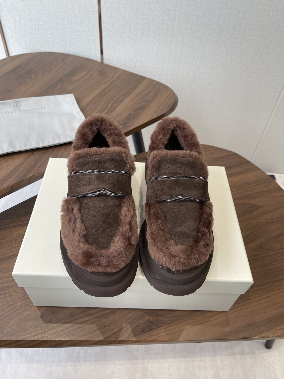 NO:592464,BrunelloCucinelli 2025vs Autumn and Winter Maoli Loft Series... BrunelloCucinelli Original Customization... Wearing it is light and comfortable, even if you wear it for commuting, you will not have stage fright at all. Although the shoes combine different materials and different colors, there is no sense of violation and it is not exaggerated at all, but makes people feel visually comfortable... The fabric is original custom cowhide, the lining is original custom sheepskin, the foot pad is original custom sheepskin, the outsole is original molded foaming bottom  Size 35-39 (40.41. Customization is non-refundable) Original full packaging, loafers, brunello cucinelli, loafers, sheepskin19860909BrunelloCucinelli 2025vs秋冬季毛里乐福系列…… BrunelloCucinelli 原版定制 …穿着它轻盈舒适,即使通勤穿,也丝毫不怯场.鞋子虽然结合了不同材质,不同颜色,但是没有任何违和感强,一点也不夸张,反而让人在视觉上感觉舒适… 面料原版定制牛猄 内里原版定制羊皮 垫脚原版定制羊皮 大底原版开模发泡成型底 码数35-39（40.41.定制不退换） 包装原版全套包装,乐福鞋毛毛鞋,brunello cucinelli,loafers,sheepskin,Women's Shoes