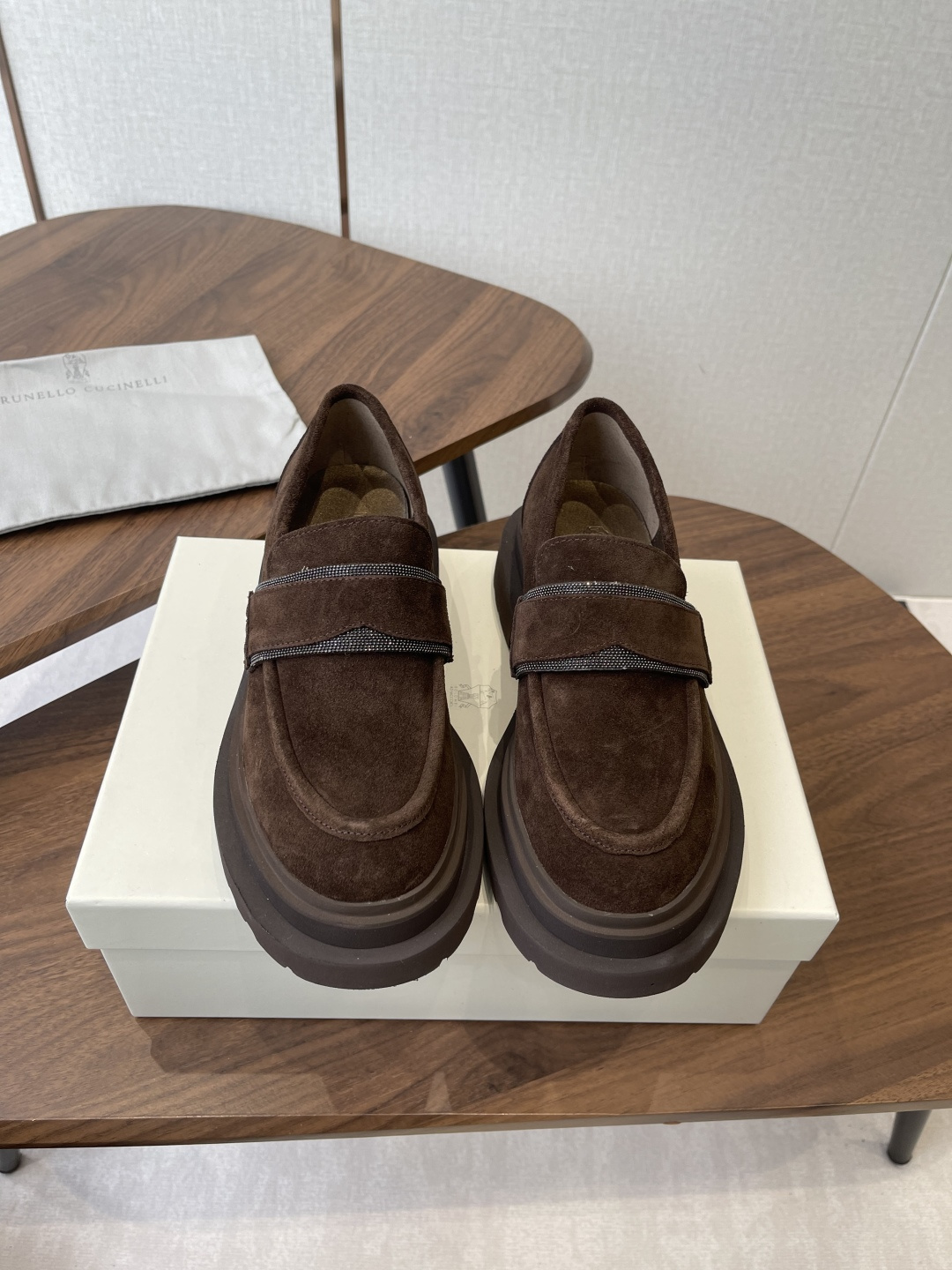 NO:592467,BrunelloCucinelli 2025vs autumn and winter Loft series... BrunelloCucinelli original customization... Wearing it is light and comfortable, even if you wear it for commuting, you will not have stage fright at all. Although the shoes combine different materials and different colors, there is no sense of violation and it is not exaggerated at all, but makes people feel visually comfortable... The fabric is original custom cowboy, the lining is original custom sheepskin, the foot pad is original custom sheepskin, the outsole is original molded foaming bottom  Size 35-39 (40.41. Customization is non-refundable) Original full packaging, loafers, brunello cucinelli, loafers, sheepskin19860909BrunelloCucinelli 2025vs秋冬季乐福系列…… BrunelloCucinelli 原版定制 …穿着它轻盈舒适,即使通勤穿,也丝毫不怯场.鞋子虽然结合了不同材质,不同颜色,但是没有任何违和感强,一点也不夸张,反而让人在视觉上感觉舒适… 面料原版定制牛猄 内里原版定制羊皮 垫脚原版定制羊皮 大底原版开模发泡成型底 码数35-39（40.41.定制不退换） 包装原版全套包装,乐福鞋毛毛鞋,brunello cucinelli,loafers,sheepskin,Women's Shoes