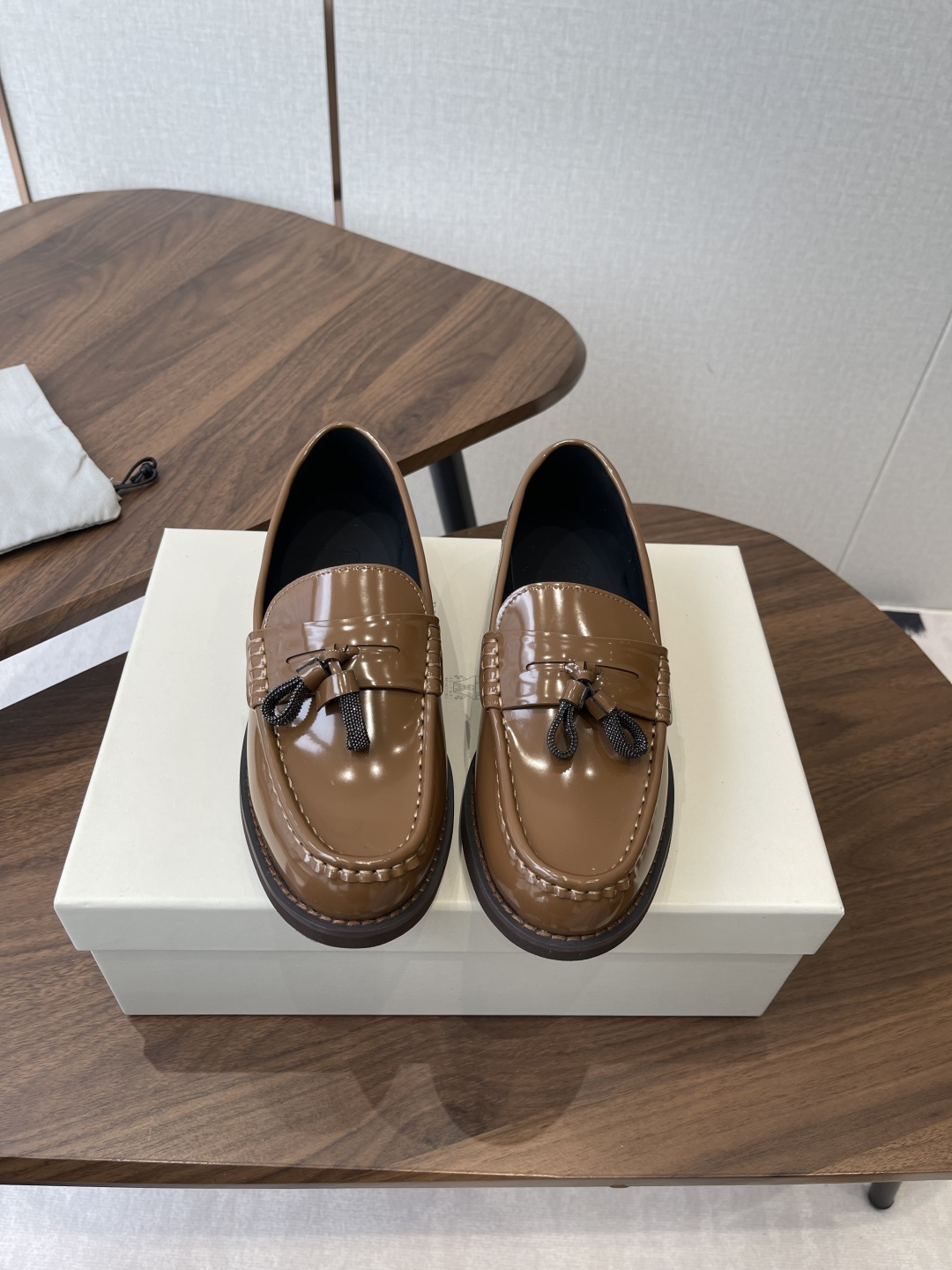 NO:593034,BrunelloCucinelli 2025vs Autumn and Winter Maori Love Series... BrunelloCucinelli Original Customization... Wearing it is light and comfortable, even if you wear it for commuting, you will not have stage fright at all. Although the shoes combine different materials and different colors, there is no sense of violation and it is not exaggerated at all, but it makes people feel visually comfortable... The fabric is original custom open-edge beaded cowhide, the lining is original custom sheepskin, the foot pad is original custom sheepskin, the outsole is original molded foaming bottom  Size 35-39 (40. Customization is non-refundable) Original full packaging, loafers, brunello cucinelli, loafers, cowhide, sheepskin19860909BrunelloCucinelli 2025vs秋冬季毛里乐福系列…… BrunelloCucinelli 原版定制 …穿着它轻盈舒适,即使通勤穿,也丝毫不怯场.鞋子虽然结合了不同材质,不同颜色,但是没有任何违和感强,一点也不夸张,反而让人在视觉上感觉舒适… 面料原版定制开边珠牛皮 内里原版定制羊皮 垫脚原版定制羊皮 大底原版开模发泡成型底 码数35-39（40.定制不退换） 包装原版全套包装,乐福鞋,brunello cucinelli,loafers,cowhide,sheepskin,Women's Shoes