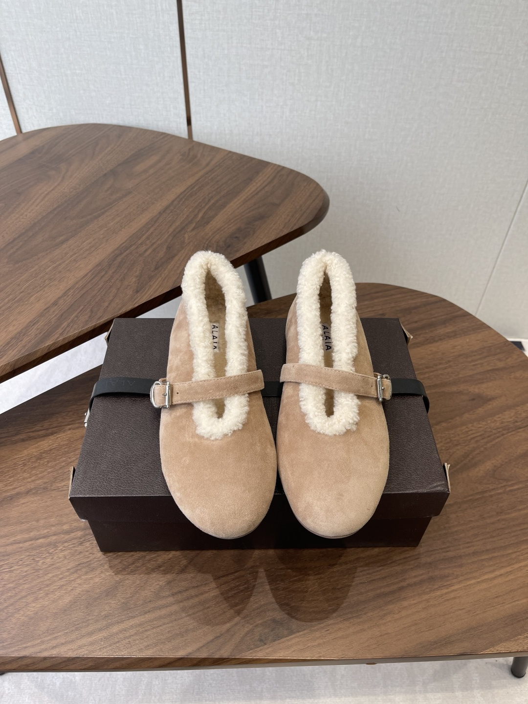 NO:592469,Alaia's autumn and winter catwalk flat Mary Jane shoes, the same style as Zhang Xiaohui's, sweet and cool fairy style, a very popular fur flat shoe, romantic and charming, comfortable and versatile, can be easily matched with different styles, and can be easily controlled in different styles, whether jeans, suit pants, or pleated skirts, it can upgrade your outfit to fashion, elegance and excellence. Original custom-made suede fabric, imported sheepskin lining, original private molded rubber anti-slip outsole Size#35-41 (40 41 custom-made, non-returnable), fur shoes,alaia,mary jane,flats,skirts,jeans,business suit,sheepskin19860909Alaia 阿莱亚秋冬走秀款平底玛丽珍 单鞋 章小蕙同款 甜酷仙女风 人气超高的一款毛里平底鞋,浪漫又迷人 舒适百搭配上不同款式,不同风格都能轻松驾驭,无论牛仔裤,西装裤,还是百褶裙,都能将你的穿搭提升到时尚,优雅和卓越之中 面料原版订制绒面 內里垫脚进口羊皮原版私模橡胶防滑大底 Size#35-41（40 41订做不退换）,毛毛鞋,alaia,mary jane,flats,skirts,jeans,business suit,sheepskin,Women's Shoes