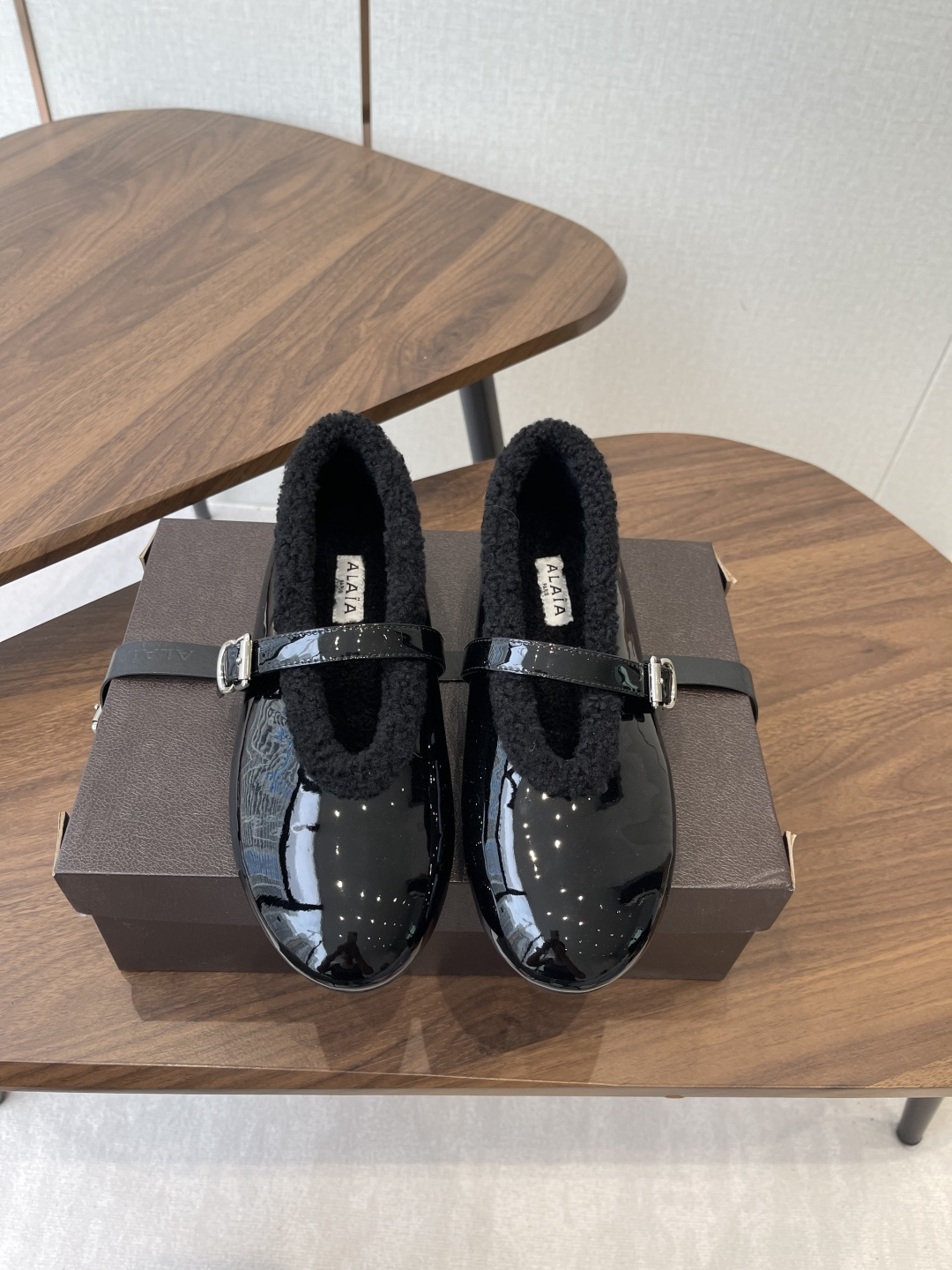 NO:592472,Alaia's autumn and winter catwalk flat Mary Jane wool shoes are the same as Zhang Xiaohui's. Sweet and cool fairy style. A very popular fur flat shoe, romantic and charming. Comfortable and versatile. Different styles can be easily matched. Whether jeans, suit pants or pleated skirts, it can upgrade your outfit to fashion, elegance and excellence. The fabric is original custom-made patent leather and cowhide. The lining is imported wool. The original private mold rubber non-slip outsole. Size#35-41 (40 41 custom-made, non-refundable), fur shoes,alaia,mary jane,flats,skirts,jeans,business suit,cowhide19860909Alaia 阿莱亚秋冬走秀款平底玛丽珍 羊毛单鞋 章小蕙同款 甜酷仙女风 人气超高的一款毛里平底鞋,浪漫又迷人 舒适百搭配上不同款式,不同风格都能轻松驾驭,无论牛仔裤,西装裤,还是百褶裙,都能将你的穿搭提升到时尚,优雅和卓越之中 面料原版订制漆皮 牛皮 內里垫脚进口羊毛 原版私模橡胶防滑大底 Size#35-41（40 41订做不退换）,毛毛鞋,alaia,mary jane,flats,skirts,jeans,business suit,cowhide,Women's Shoes