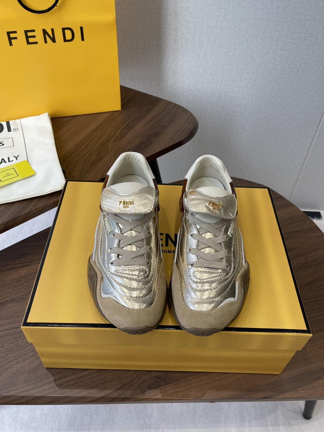 NO:592463,Men's Fendi Fendi 25 new color series sneakers casual sports shoes FD match upgraded new FENDI autumn and winter latest sports shoes are so fashionable and comfortable. The latest FENDI Wave Pulse lace-up low-top sports shoes. High-tech fabrics, ink-splashing design, like an art canvas under your feet, retro and high-end elastic shoelace design is super considerate, and the upper foot is wrapped. Rubber running shoe soles, you will not be tired after walking all day long. Comfortable, convenient, fashionable to satisfy your three wishes at once. Fall and winter want to be fashionable and comfortable  Sisters, lock this pair and secretly observe R. Upper nubuck cowhide, lining sheepskin lining. Size female 35-40 (custom-made for 40, non-returnable), male 39-45 (custom-made for 45, non-refundable), casual shoes/sports shoes, fendi, fendi, sneakers, cowhide, sheepskin19860909男款Fendi 芬迪 25新色系列板鞋休闲运动鞋 FD match 升级新款 FENDI秋冬最新运动鞋潮得太舒服了 最新FENDI Wave Pulse系带低帮运动鞋. 高科技布料,泼墨设计,像把艺术画布踩脚下,复古又高级弹力鞋带设计超贴心,上脚包裹感绝 橡胶跑鞋鞋底,暴走一天都不累 舒适,方便,时尚一次性满足你三个愿望 秋冬想 潮得舒服 的姐妹,锁死这双 暗中观察R 鞋面磨砂牛皮 内里羊皮内里 Size女35-40（40订做不退换）  男39-45（45订做不退换）,休闲鞋/运动鞋,fendi,fendi,sneakers,cowhide,sheepskin,Women's Shoes