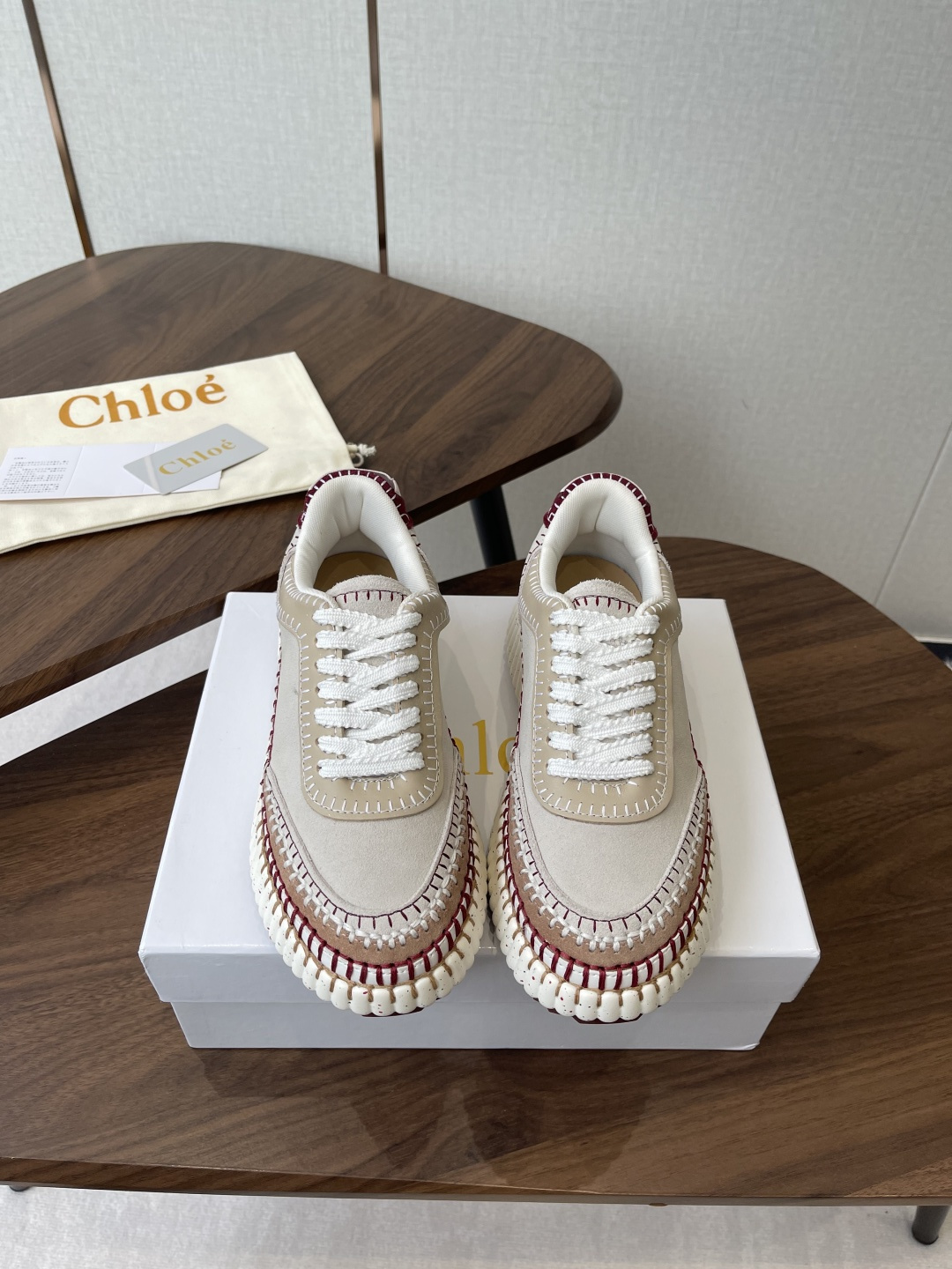 NO:592466,Chloe/Chloe 25ss spring and summer new style thick-soled white shoes casual shoes original soles, all hand-threaded, all positions are just right, Internet celebrity hot style, top leisure vacation series Big celebrities and Internet celebrities unanimously pursue this style, and it is even out of stock. It is hard to find. An indispensable item slippers in midsummer, very attractive and fashionable sports style on the feet, show your elegance, lightness, slimming, and white feet in your way. Fabric imported cowhide original molded fabric  Outsole Rubber outsole/super light wear-resistant velvet combination Size#35-40 (40 orders are not returnable), casual shoes/sports shoes, chloe, loewe, sneakers, slippers, cowhide19860909Chloe 克洛伊/蔻依 25ss 春夏季季新款 厚底小白鞋 休闲鞋 原版鞋底,全手工穿线,所有的位置刚刚好 ,网红爆款,顶级休闲度假系列 大咖网红一致追求此款,更是断货一度难求 盛夏不可缺少的单品拖鞋,上脚极具吸引时髦运动风尚,以你的方式彰显你的优雅、轻便、显瘦、显脚白 面料进口牛皮 原版开模布料 大底橡胶大底/超轻耐磨绒组合 Size#35-40（40订做不退换）,休闲鞋/运动鞋,chloe,loewe,sneakers,slippers,cowhide,Women's Shoes