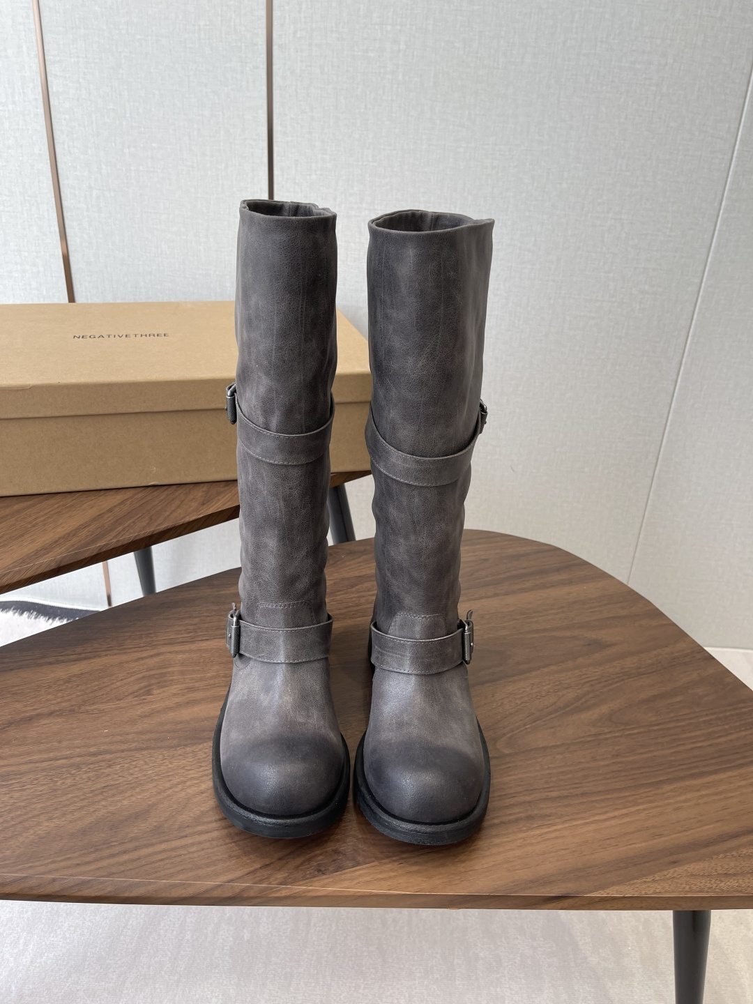 NO:592451,Negativethree Korean designer brand, niche motorcycle boots, knight boots, 1:1 copy of the original version, worn by all the major Korean Internet celebrities and celebrities. A niche Korean brand. The key is that this one hit me hard. Fabric imported cowhide, cowhide lining, original molded outsole Size 35-40 (custom-made for 40, non-refundable), boots, boots, cowhide19860909Negativethree 韩国设计师品牌 小众 机车靴 骑士靴 原版1比1复制  韩国各大网红 明星都在穿的 一款小众韩国品牌 关键是这个狠狠的戳到了我 面料进口牛皮 牛皮内里 原版开模大底 Size35-40（40订做不退换）,靴子,boots,cowhide,Women's Shoes