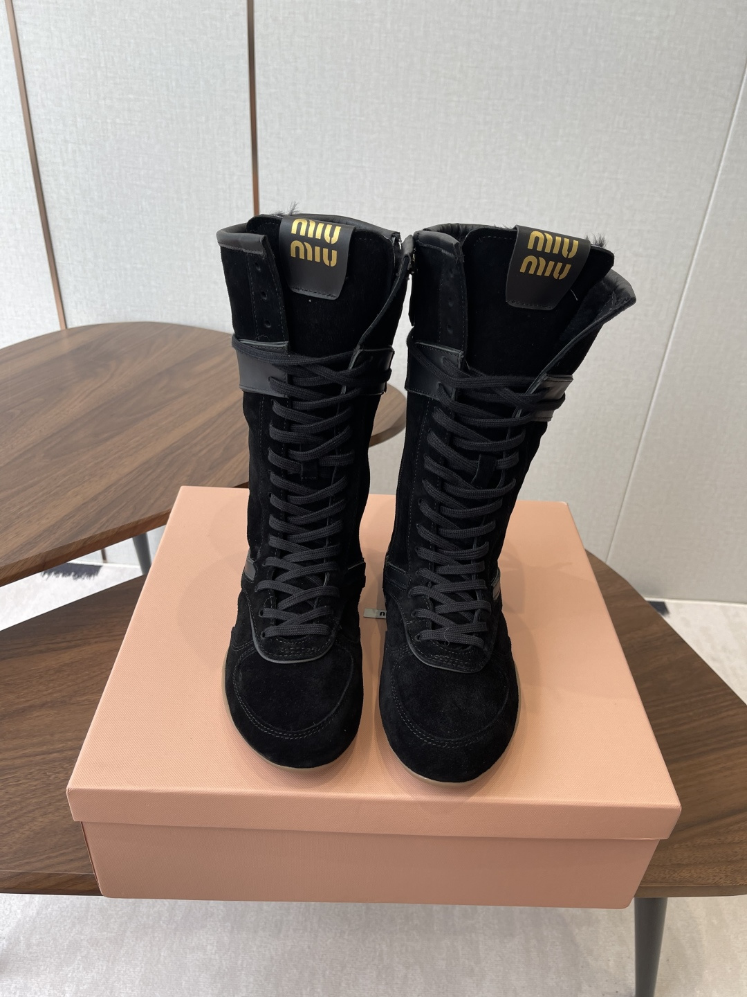 NO:592454,Miu Miu 25ss spring and summer new catwalk MiuMiu moral training boxing boots Close-up of details of the show craftsmanship from the Miu Miu series The trend element of the new season is a multi-faceted collision with the concept of love at the moment, conveying modern style~ It looks good no matter how you wear it. This summer’s fashionista’s favorite does not look very comfortable and is super comfortable on the feet. The fabric is imported cow suede. Wool lining is used for the outsole. Original sole Size #Female 35-40 (40  Custom-made (non-refundable), boots, miumiu, boots19860909Miu Miu 25ss 春夏新款走秀MiuMiu 德训 拳击靴 秀场工艺来自Miu Miu系列的细节特写 新季的潮流要素一 与此刻挚爱的概念,多元对撞,传达现代风格~ 怎么穿都好看今夏时髦精最爱 看起来不怎么舒服 上脚超级舒服 面料进口牛反绒 内里羊毛内里 大底原版鞋底 Size#女35-40（40 订做不退换）,靴子,miumiu,boots,Women's Shoes