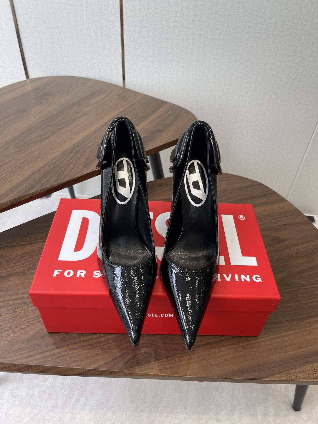 NO:592448,DIESEL 26 new D-buckle high-heeled pointed-toe shoes. Diesel’s design this year is amazing! This season has subverted the traditional design and created a rebellious and interesting show. The classic shoe shape outlines the sexy charm. The textured LOGO is decorated with straightforward and playful. The whole series is casual, restrained and full of fun. The high-heeled shoes fall in love at first glance. They are cool and spicy. A must-have for hot girls!! The upper is textured patent leather, and the inner cowhide outsole is a genuine leather outsole.  Size#35-40 (40 orders are not returnable), high heels, high heels, cowhide, Leather soles19860909DIESEL 26新款 D字扣 高跟尖头 单鞋 Diesel今年设计太绝啦 ! 这季颠覆了传统的设计,打造了一场叛逆又充满趣味的大秀,经典鞋型勾勒性感魅力 质感LOGO装点率意俏皮,整个系列随性克制又充满玩味高跟鞋直接一眼爱 上脚又酷又辣 辣妹必备!! 鞋面摔纹漆皮 内里牛皮大底 真皮大底 Size#35-40（40订做不退换）,高跟鞋单鞋,high heels,cowhide,Leather soles,Women's Shoes