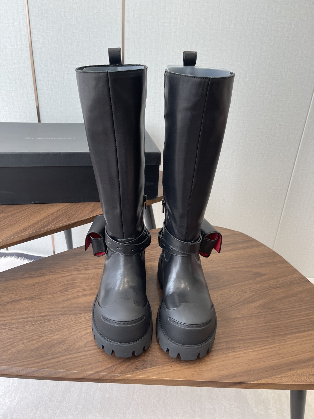 NO:592460,DYMONLATRY spring and summer new motorcycle high boots, ultra-light thick-soled derby boots, refresh the visual aesthetics, thick-soled big-toe derby shoes, the symbol of the rise of national trend of light luxury, appearance, color matching and lines all highlight the unique beauty, many celebrity Internet celebrity bloggers have planted grass. There are many sets of outfits in the street style show in Milan, Shanghai, and the orders at the Shanghai exhibition are exploding. This will be the first explosive version to lead the trend. It deserves to have a unique fashion trend-leading style, the leather is soft and comfortable, and it can be paired with a dress.  Legwork trousers fabric imported fetal cow suede lining sheepskin outsole original ultra-light rubber foam non-slip outsole Size35-39 (customized for 40 non-returnable), boots, boots, skirts, sheepskin19860909DYMONLATRY 春夏新款机车 高靴 超轻厚底德比靴 刷新视觉美感,厚底大头德比鞋,国潮轻奢崛起的标识,外观 配色 线条 无不彰显与众不同的美,众多明星网红博主种草 意大利米兰街拍秀多组穿搭,上海展会订单爆炸,这将是引领潮流的第一款爆版,值得拥有独具时尚潮流领先风格,皮质柔软舒适度极高搭配连衣裙 束脚工裤装 面料 进口胎牛反绒 内里 羊皮 大底 原版超轻 橡胶发泡 防滑 大底 Size35-39（40定做不退换）,靴子,boots,skirts,sheepskin,Women's Shoes