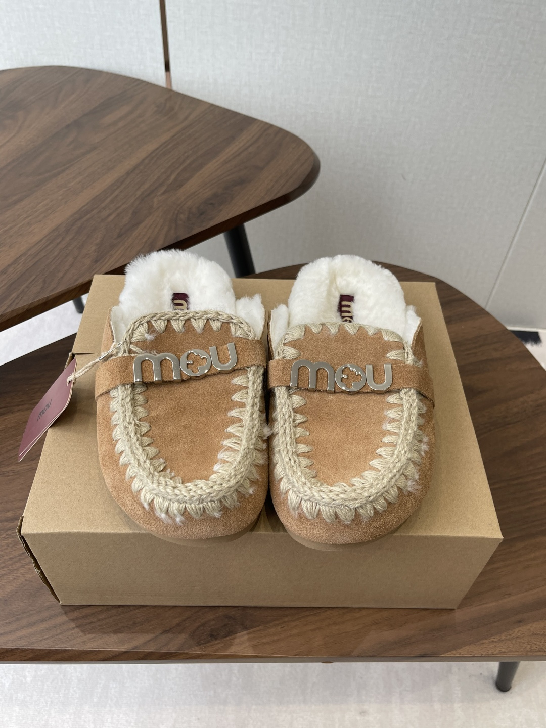 NO:592461,Mou fashion brand wool half-flop, a highly recognizable shoe design style, a combination of nature and fur art, a trendy item that is popular all over the world in autumn and winter, a warm artifact, a favorite of fashion bloggers, cute and ugly snow boots, upper, fur-integrated, fully hand-stitched, lining, wool outsole, tpu wear-resistant non-slip outsole, Size#35-39 (40-41 custom-made, non-returnable, non-replaceable), half-flop furry shoes, boots19860909Mou潮牌羊毛半拖 辨识度极高的鞋履设计风格,大自然和皮草艺术结合 秋冬季节风靡全球的潮流单品,保暖神器,时尚博主最爱,呆萌丑萌雪地靴 鞋面 皮毛一体全手工缝线 内里 羊毛 大底 tpu耐磨防滑大底 Size#35-39（40 41定做不退不换）,半拖毛毛鞋,boots,Women's Shoes