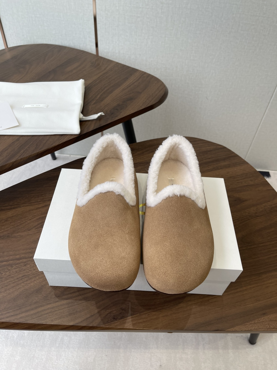 NO:592458,Therow's new wool bun shoes and loafers produced in Wanguan are simply the most beautiful women's shoes of the year. They exude French elegance as soon as you put them on. They are high-end and fashionable. They are both salty and sweet, full of literary style and full of temperament!  Good-looking and easy to wear, they are simply a classic of Fengmo around the world, especially the soft and delicate crocodile pattern cow suede fabric, which immediately makes these ballet shoes unique and the texture is super great!  The design of the toe is simply perfect, with just the right curvature, soft and elastic, and the overall look is both majestic and fashionable. The simple upper design cleverly incorporates fashionable elements, and the strap design is extremely considerate. Whether you have wide feet, fat feet, or thin feet, you can easily wear them beautifully. The shoe design is simple yet delicate, making people fall in love with it at first sight!  The overall lines are smooth and natural, with no unnecessary decoration, but it reveals a different kind of sophistication, and its texture is really light and thin, making it feel effortless to wear on the feet. The lace design not only adds a British retro atmosphere, but also greatly improves the stability and comfort of the shoes. You can freely adjust the tightness of the laces according to your foot shape, and there is no need to worry about pressing the instep!  The inner pads are all made of imported lamb wool, which is thick, warm and comfortable. The imported abrasive outsole is high-end and textured. It’s really a good thing but it comes at a high price. Only top-tier luxury brands use this material!  It is low-key and luxurious, adding a sense of luxury to your overall look. Fabric imported fetal cow velvet Lining/foot pads imported lamb wool Outsole: wear-resistant and non-slip rubber mold outsole Size 35-40 (40 non-refundable), loafers, fur shoes, loafers19860909莞产Therow新款羊毛包子鞋 乐福鞋 简直就是本年度最美丽的女鞋嘛,一穿上就散发出法式优雅的气质,高级又时髦,简直是可盐可甜,文艺范儿十足,气质爆棚！ 好看又好穿,简直就是风魔全球的经典之作,特别是那柔软细腻的鳄鱼纹牛反毛皮面料,让这款芭蕾舞鞋立马变得与众不同,质感超级棒！ 鞋头的设计简直是完美无缺,弧度恰到好处,柔软而有弹性,整体看起来既大气又不失时尚感,简约的鞋面设计巧妙地融入了时髦元素,带条设计更是贴心至极,无论你是宽脚、胖脚还是瘦脚都能轻松穿出美感. 鞋子的鞋型设计简约而不失秀气,让人一眼就爱上！整体线条流畅自然,没有多余的装饰,却透露出一种别样的精致感,而且它的质感真的很轻薄,穿在脚上仿佛没有负担,让人倍感轻松. 系带设计不仅增加了英伦复古气息,还大大提升了鞋子的稳固性和舒适度.你可以根据自己的脚型自由调节系带松紧度,完全没有压脚背的烦恼！ 内裡垫脚均采用进口羊羔毛厚实保暖又舒适 进口磨具大底高档有质感,真的是好东西自然价格不菲.只有一线大牌奢侈品才会用到这种材料呢！它低调而奢华,为你的整体造型增添了几分高级感. 面料进口胎牛绒 内里/垫脚进口羊羔毛 大底:耐磨防滑橡胶模具大底 Size35-40 (40不退换),乐福鞋毛毛鞋,loafers,Women's Shoes