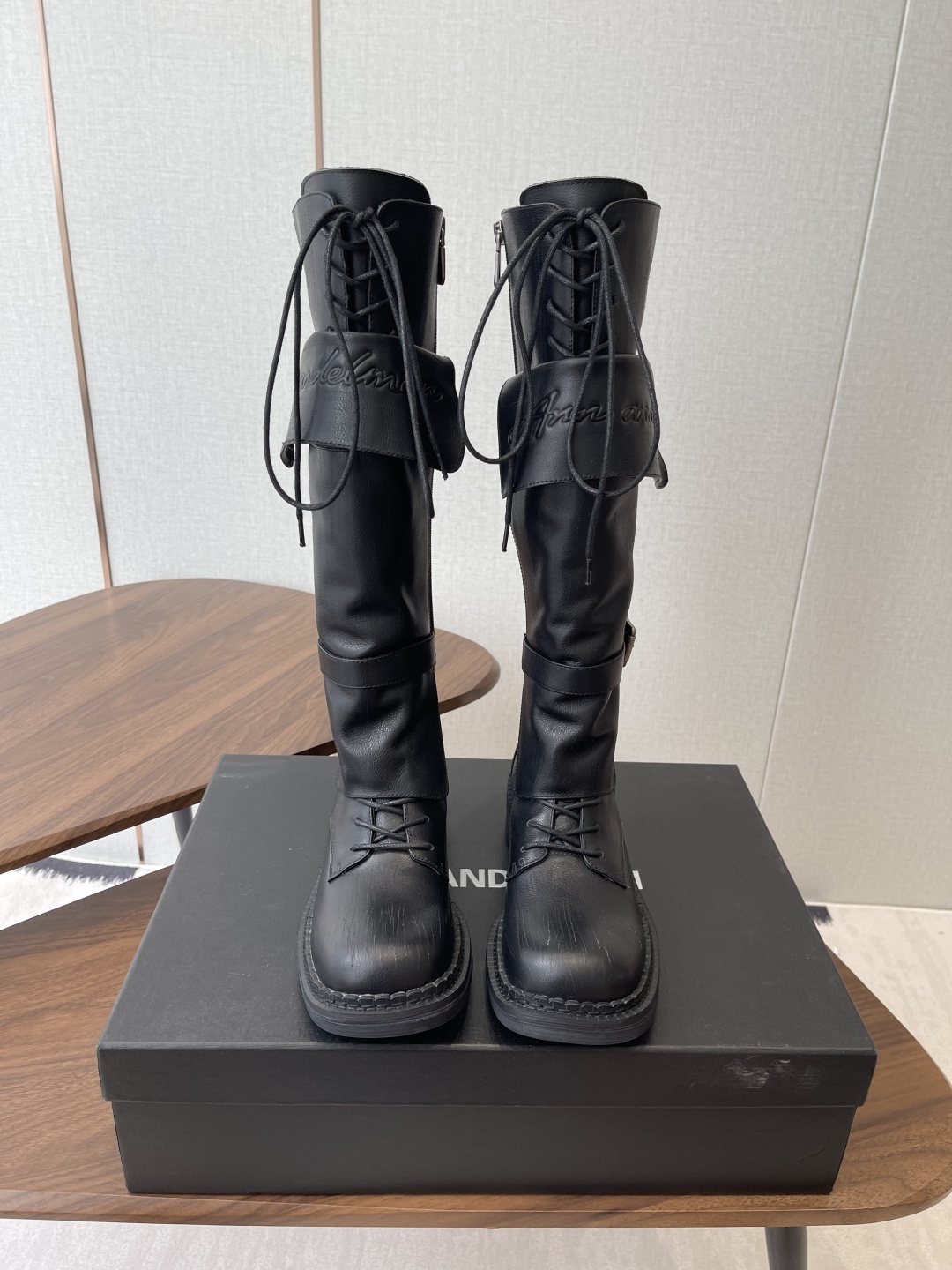 NO:592433,Short Boots High Boots Ann andelman 25 niche belt buckle retro high boots/short boots. The shoe body is made of fetal cow textured leather. The natural texture has a retro texture that has been deposited by time. You can feel the stunning physical texture when you touch it. Say goodbye to the flat visual thinness. The eye-catching strap belt buckle design breaks the boring feeling of high boots. The freely adjustable lace details not only add a layer of styling, but also fit the leg lines and modify the neat leg shape.  Whether you pair it with a woolen coat to create a French elegance or a leather skirt to create a cool style, you can easily stand out from the crowd as a 'basic style' and use a niche design sense to wear an effortless high-end retro style. Size 35-41 (40 41 custom-made, non-refundable), boots, boots, skirts19860909短靴 高靴 Ann andelman 25小众皮带扣复古高靴/短靴 甄选胎牛摔纹皮料打造鞋身 自然纹理自带时光沉淀的复古质感 上手触摸便能感知实物质感的惊艳 告别平面化的视觉单薄 点睛的绑带皮带扣设计 打破高靴的沉闷感b可自由调节的系带细节既添造型层次 又能贴合腿部线条 修饰出利落腿型 无论是搭配毛呢大衣营造法式优雅 还是配皮质短裙打造酷飒风格 都能让你在人群中轻松跳出“基础款”,用小众设计感穿出不费力的高级复古味 Size35-41（40 41订做不退换）,靴子,boots,skirts,Women's Shoes