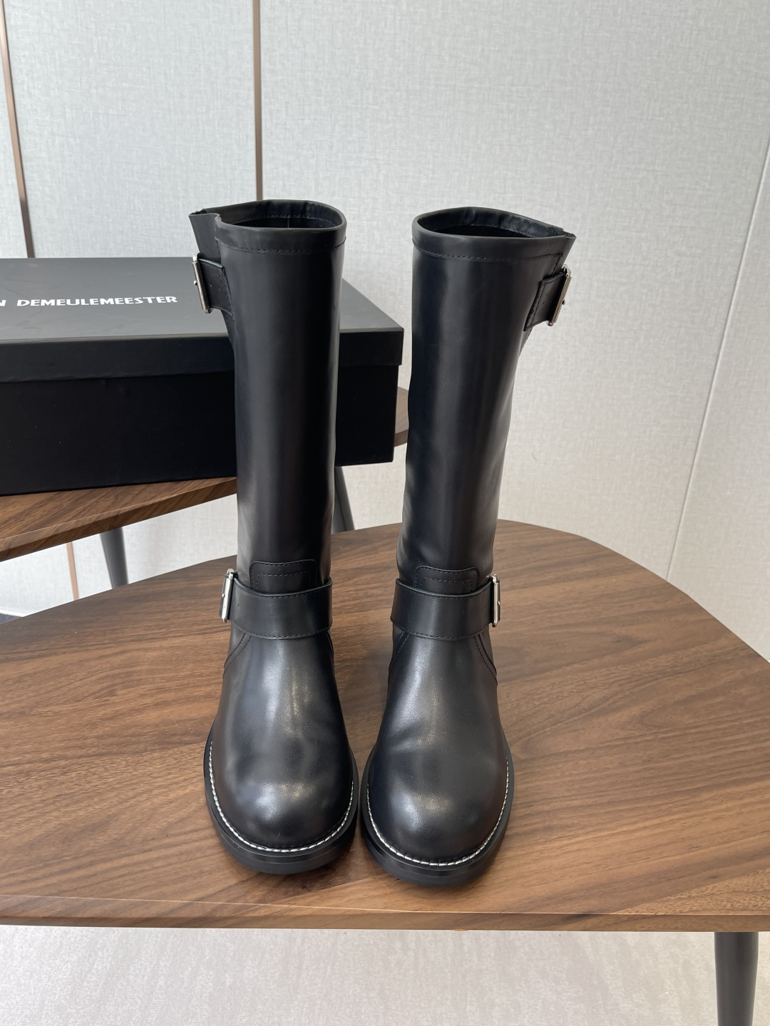 NO:592435,Ann Demeulemeester 25 niche autumn and winter show short boots. The more I look at this year's show boots, the more I like them. Imported calfskin and imported cow suede are full of high-end feeling. The boots are loose and soft and super comfortable. The height will not jam the knees and will not easily show leg bends. The dark style is highly recommended!  Super slim legs!  And it’s super easy to put on and take off. You can put it on and take off directly without unbuttoning. Size 35-40 (custom order of 40 is non-refundable), boots, cowhide19860909Ann Demeulemeester 25小众秋冬秀款短靴 今年的秀款靴子越看越喜欢 进口小牛皮和进口牛反绒 高级感满满 靴口松松软软超舒适 这个高度不会卡膝盖也不容易显腿弯 暗黑系超级推荐！超显腿细！而且穿脱超方便,不用解扣子直接穿脱 Size35-40（40订做不退换）,靴子,boots,cowhide,Women's Shoes