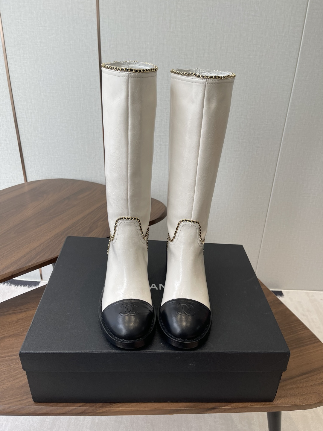 NO:592437,Chanel Xiaoxiang 25ss new autumn and winter style round toe zipper mid-boots. This thick sole has a high export rate in European and American street photos. Ins is also very popular. I adjusted the shoe last for a month. The overall smoothness of the lines remains consistent with the original version. It is really charming. I believe that women with taste will fall in love with it. The CHANE*L series will never disappoint. It is a sharp tool for the goddess... Fabric: imported cowhide Lining: imported sheepskin Foot pads: imported cowhide  Outsole: Genuine leather outsole imported from Italy Size#35-39 (40-41 custom-made, non-returnable), boots, chanel, boots, cowhide, sheepskin, Leather soles19860909Chanel 小香 25ss 秋冬新款 圆头拉链 中靴 这款厚底在欧美街拍中出境率超高,ins也是火了一把,调鞋楦都调了一个月 整体线条流畅性保持跟原版一致,真的太有魅力了,我相信有品味的女人会看上它,CHANE*L系列一向不会令人失望,女神的利器…… 面料:进口牛皮 内里:进口羊皮 垫脚:进口牛皮 大底:意大利进口真皮大底 Size#35-39（40 41订做不退换）,靴子,chanel,boots,cowhide,sheepskin,Leather soles,Women's Shoes