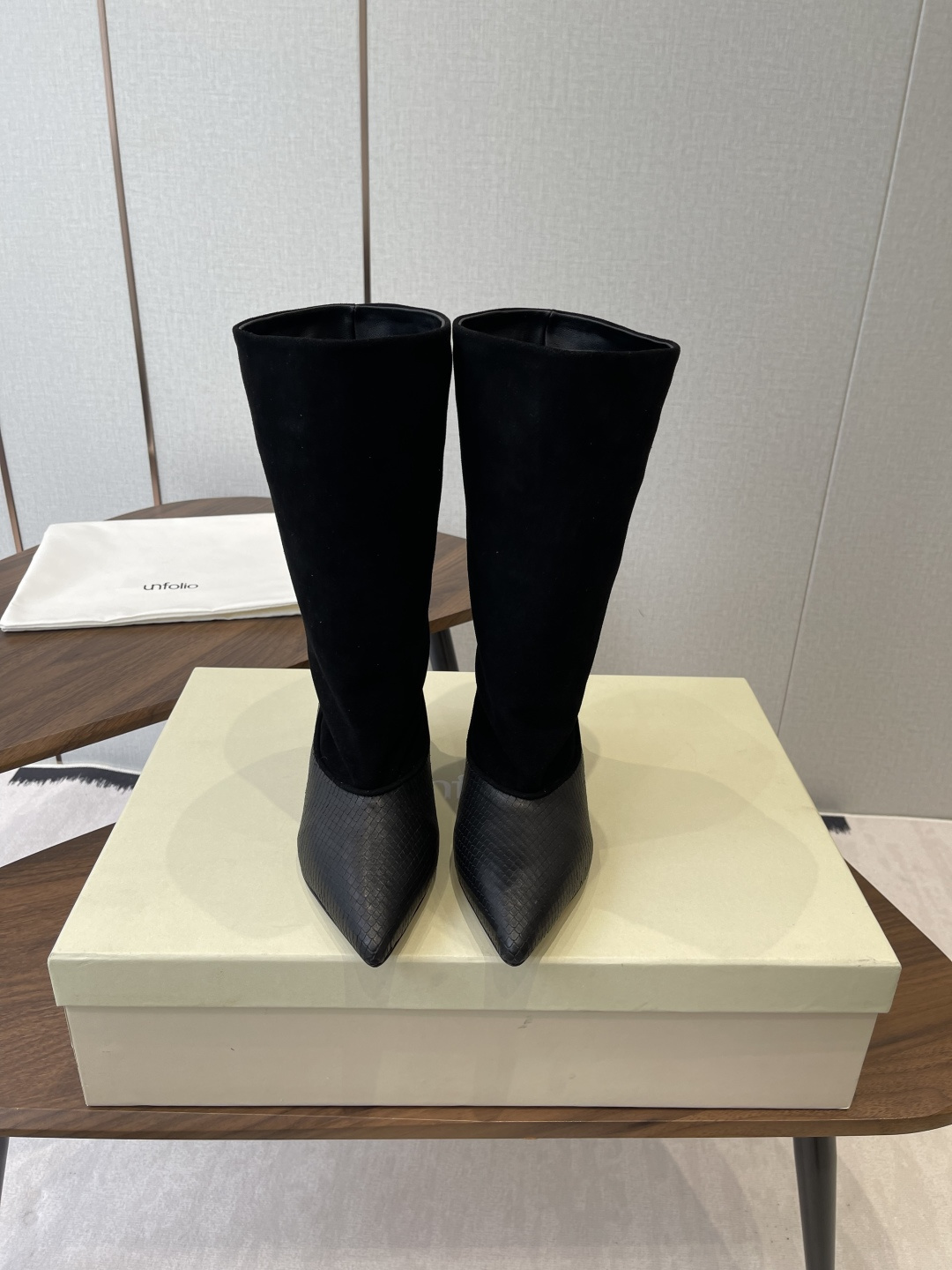 NO:592439,Unfolio 25 new autumn and winter kitten heel pointed toe short boots are called this year's best-looking short boots, without exaggeration, retro and versatile, lazy and simple, the upper is made of imported cowhide/cow suede, sheepskin lining, Italian imported genuine leather outsole Size 35-41 (40 41 custom-made, non-returnable), boots, boots, cowhide, sheepskin, Leather soles19860909Unfolio 25秋冬新款 小猫跟 尖头短靴 称之为今年最好看的短靴,毫不过分,复古百搭,慵懒简约 鞋面采用进口牛皮/牛反绒,羊皮内里,意大利进口真皮大底 Size35-41（40 41订做不退换）,靴子,boots,cowhide,sheepskin,Leather soles,Women's Shoes