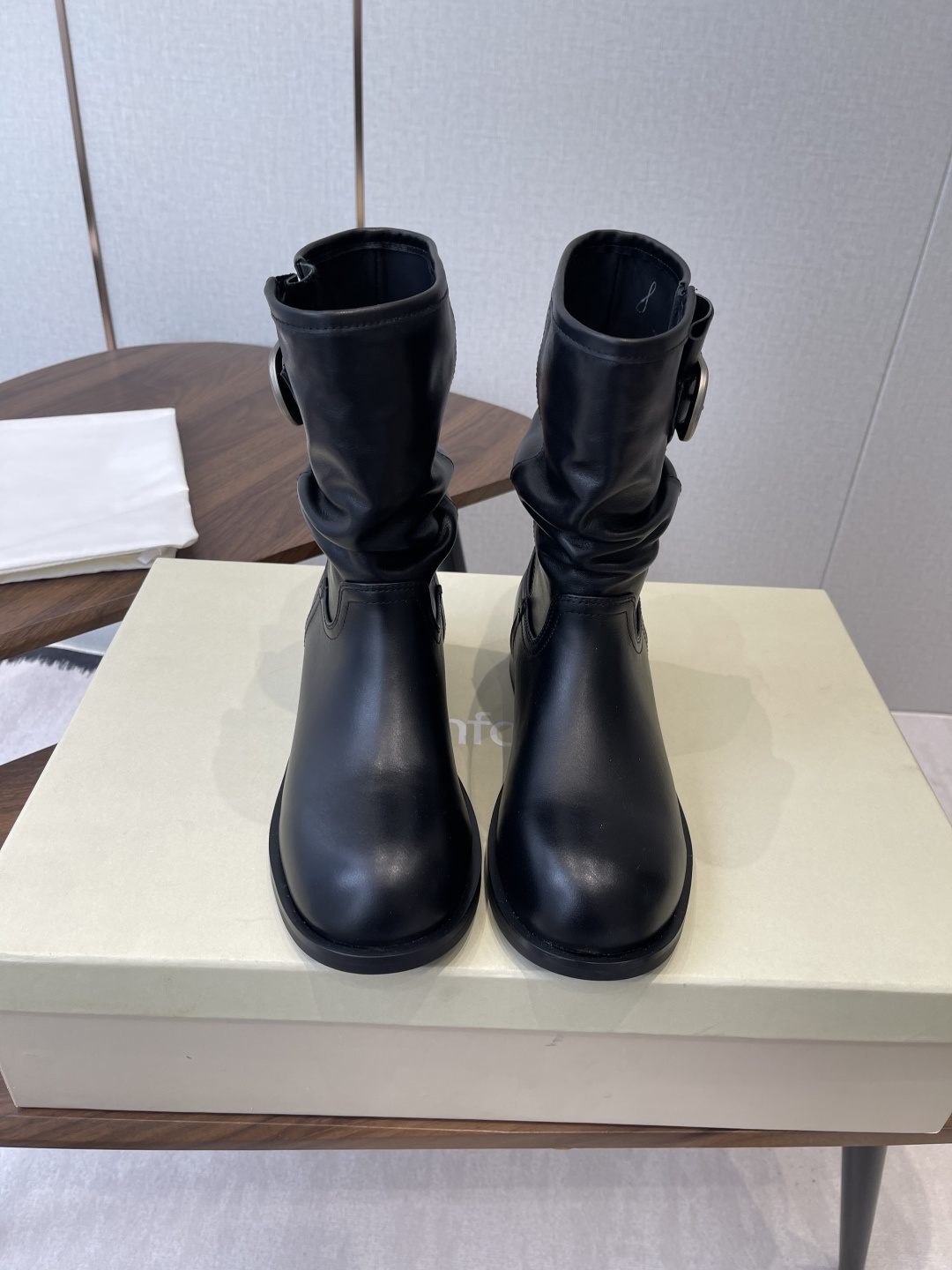 NO:592443,Unfolio 25 new autumn and winter buckle heap boots and short boots are called this year's best-looking heap boots, without exaggeration, retro and versatile, lazy and simple. The upper is made of imported cowhide/cow suede, sheepskin lining, Italian imported injection molding outsole Size35-41 (40 41 custom-made, non-refundable), boots, boots, cowhide, sheepskin19860909Unfolio 25秋冬新款搭扣堆堆靴 短靴 称之为今年最好看的堆堆靴,毫不过分,复古百搭,慵懒简约 鞋面采用进口牛皮/牛反绒,羊皮内里,意大利进口注塑大底 Size35-41（40 41订做不退换）,靴子,boots,cowhide,sheepskin,Women's Shoes