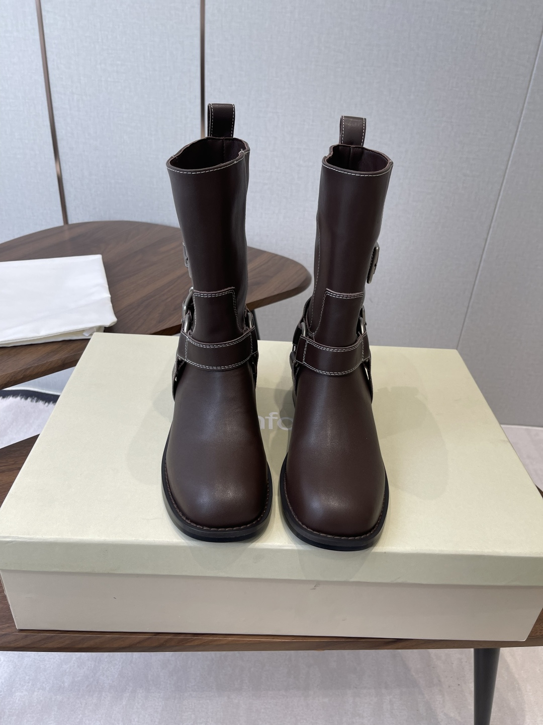 NO:592441,Unfolio 25 new autumn and winter buckle short boots are called this year's best-looking short boots, without exaggeration, retro and versatile, lazy and simple, the upper is made of imported cowhide/cow suede, sheepskin lining, Italian imported injection molded outsole Size 35-41 (40 41 customized non-returnable), boots, boots, cowhide, sheepskin19860909Unfolio 25秋冬新款搭扣 短靴 称之为今年最好看的短靴,毫不过分,复古百搭,慵懒简约 鞋面采用进口牛皮/牛反绒,羊皮内里,意大利进口注塑大底 Size35-41（40 41订做不退换）,靴子,boots,cowhide,sheepskin,Women's Shoes