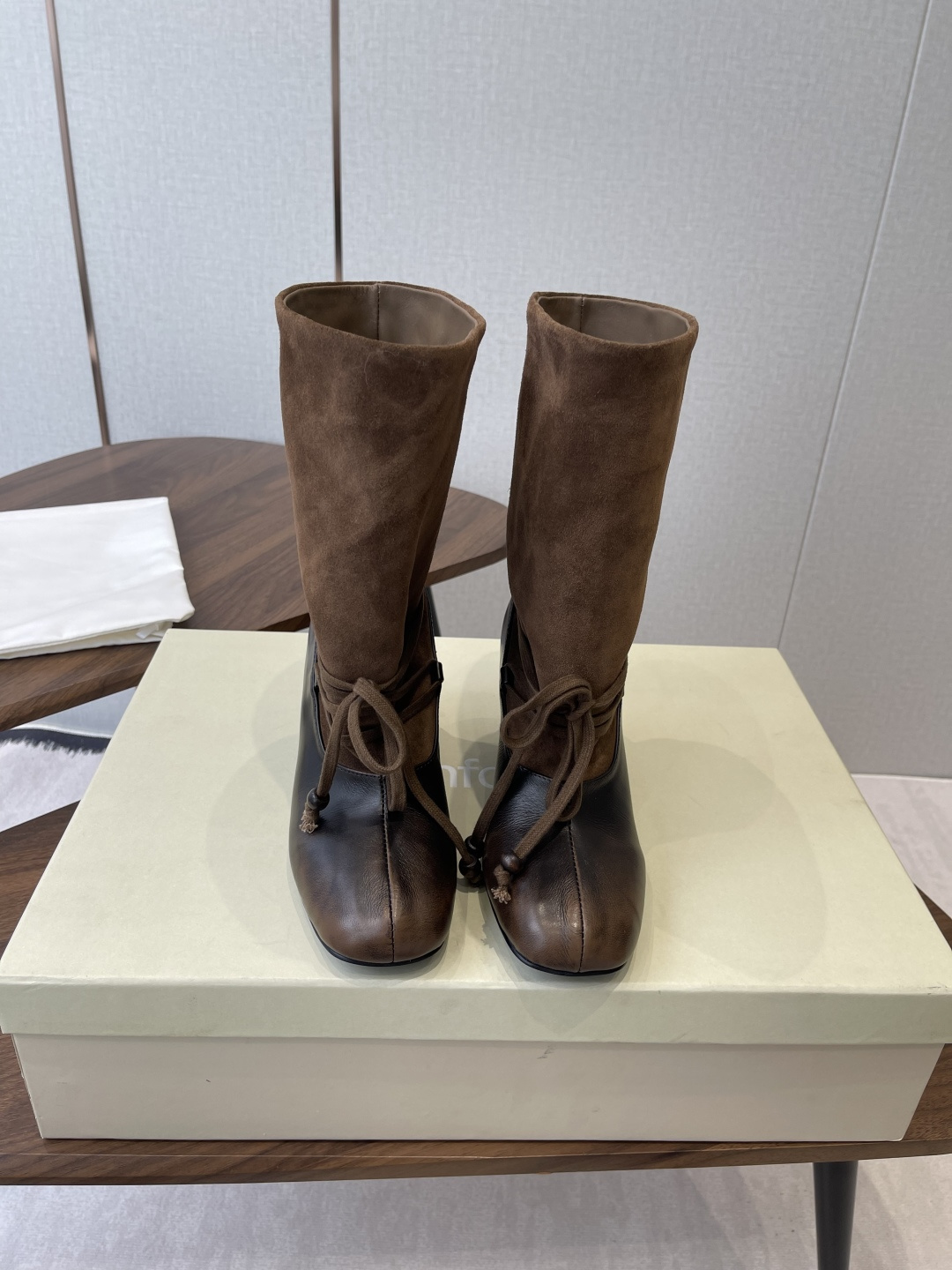 NO:592447,Unfolio 25 new autumn and winter buckle short boots are called this year's best-looking short boots, without exaggeration, retro and versatile, lazy and simple, the upper is made of imported cowhide/cow suede, sheepskin lining, Italian imported injection molded outsole Size 35-41 (40 41 customized non-returnable), boots, boots, cowhide, sheepskin19860909Unfolio 25秋冬新款搭扣 短靴 称之为今年最好看的短靴,毫不过分,复古百搭,慵懒简约 鞋面采用进口牛皮/牛反绒,羊皮内里,意大利进口注塑大底 Size35-41（40 41订做不退换）,靴子,boots,cowhide,sheepskin,Women's Shoes