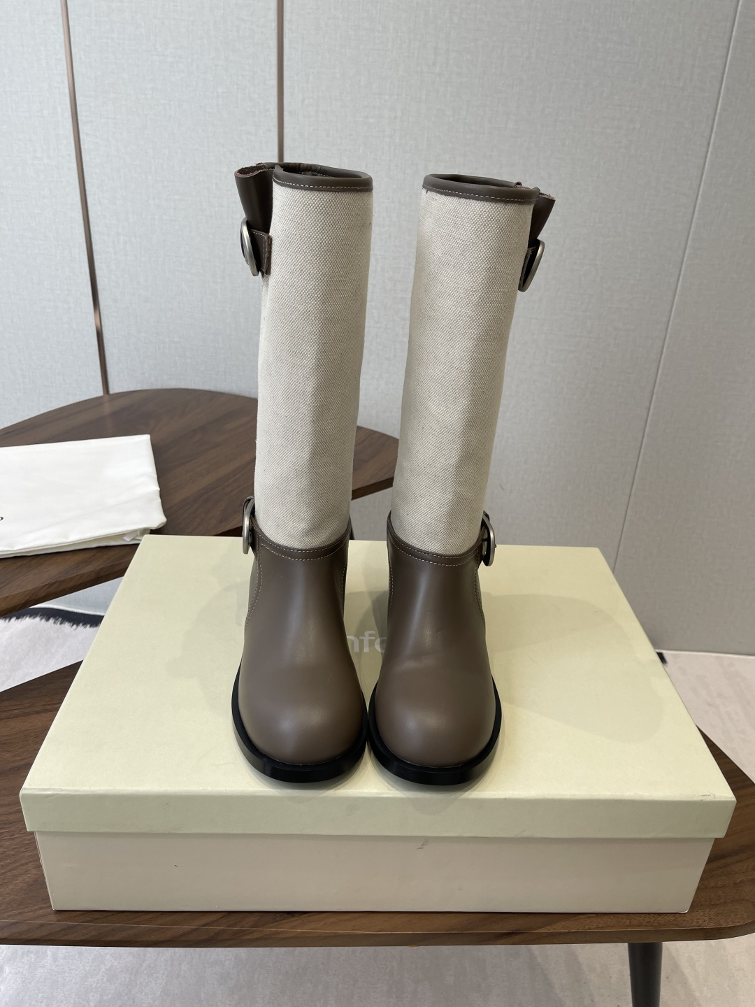 NO:592445,Unfolio 25 new autumn and winter buckle heap boots, knight boots, are called this year's best-looking heap boots, without exaggeration, retro and versatile, lazy and simple, the upper is made of imported cowhide/cow suede, sheepskin lining, Italian imported injection molded outsole Size 35-41 (40 41 custom-made, non-returnable), boots, boots, cowhide, sheepskin19860909Unfolio 25秋冬新款搭扣堆堆靴 骑士靴 称之为今年最好看的堆堆靴,毫不过分,复古百搭,慵懒简约 鞋面采用进口牛皮/牛反绒,羊皮内里,意大利进口注塑大底 Size35-41（40 41订做不退换）,靴子,boots,cowhide,sheepskin,Women's Shoes