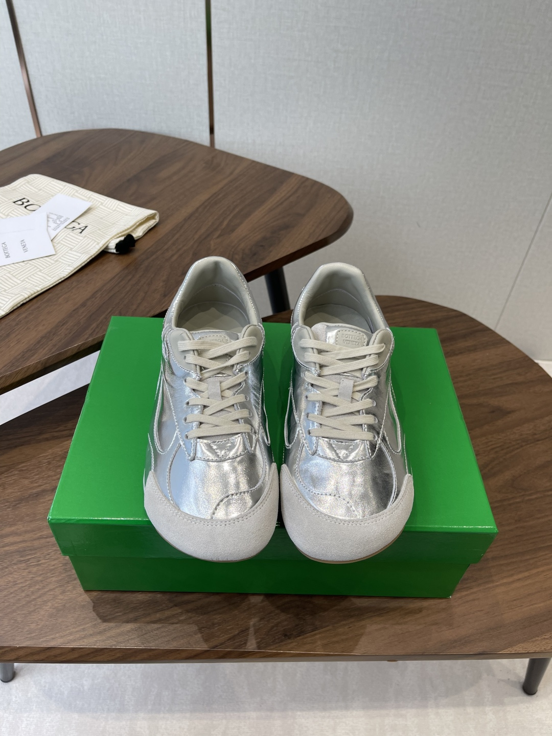 NO:592455,Bottega Veneta BV Bottega Veneta 25ss new Forrest Gump shoes Dexun sneakers Sneaker technology nylon and suede, inspired by retro sneakers, a new interpretation of classic sneakers, a light, comfortable and breathable summer must-have item. The sole is made of classic imported suede, full of texture!   Size female 35-40 (40 custom made, non-returnable), casual shoes/sports shoes,bottega veneta,bottega veneta,bottega veneta,sneakers,chamois leather19860909Bottega Veneta BV葆蝶家 25ss新款 阿甘鞋 德训运动鞋 Sneaker科技尼龙和绒面打造,灵感来自复古球鞋,全新演绎经典运动鞋,轻便、舒适、透气的夏季必备单品 鞋底采用经典的进口麂皮 满满的质感呈现！  Size女35-40（40订做不退换）,休闲鞋/运动鞋,bottega veneta,bottega veneta,bottega veneta,sneakers,chamois leather,Women's Shoes