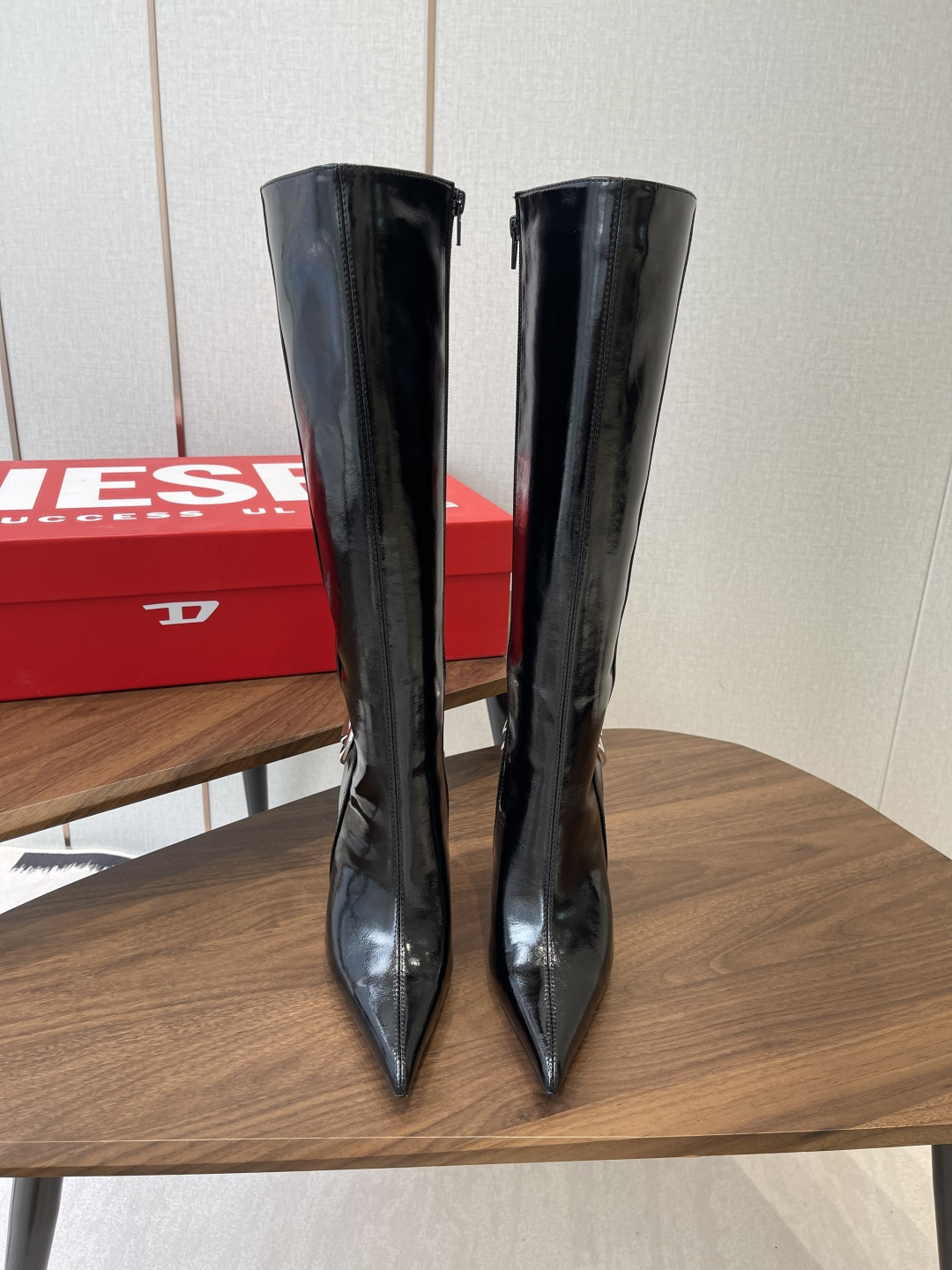 NO:592431,Diesel 25s autumn and winter classic high-heeled boots are developed from the original version of ultra-high quality. No matter the last shape, lines, details, every bit is zero difference from the original version. We only pursue perfection. The zipper design is easy to put on and take off. The new element of high heels has become the mainstream trend this year. The lines are smooth and three-dimensional. The upper foot is very slimming and has the effect of lengthening the legs. It is very sexy and allows you to easily match it to show various styles!  The upper of the boot is made of imported butter leather, imported patent leather, the lining is made of lambskin, the outsole is imported genuine leather from Italy, the heel height is 10cm, Size35-42 (40, 41, 42 are custom-made and cannot be returned or exchanged), boots, boots, sheepskin, Leather soles19860909Diesel 25s 秋冬经典高跟高筒长靴 超高品质原版开发、无论是楦型、线条、细节、一点一滴都与原版零差距、只追求完美、拉链设计便于穿脱 高跟新元素已是今年的主流趋势.线条流畅立体 上脚十分显瘦拉长双腿的效果. 非常性感、让你轻松搭配尽显各种风格！ 靴面采用进口牛油皮 进口漆皮 内里垫脚是小羊皮 意大利进口真皮大底 跟高10cm Size35-42（40 41 42订做不退换）,靴子,boots,sheepskin,Leather soles,Women's Shoes