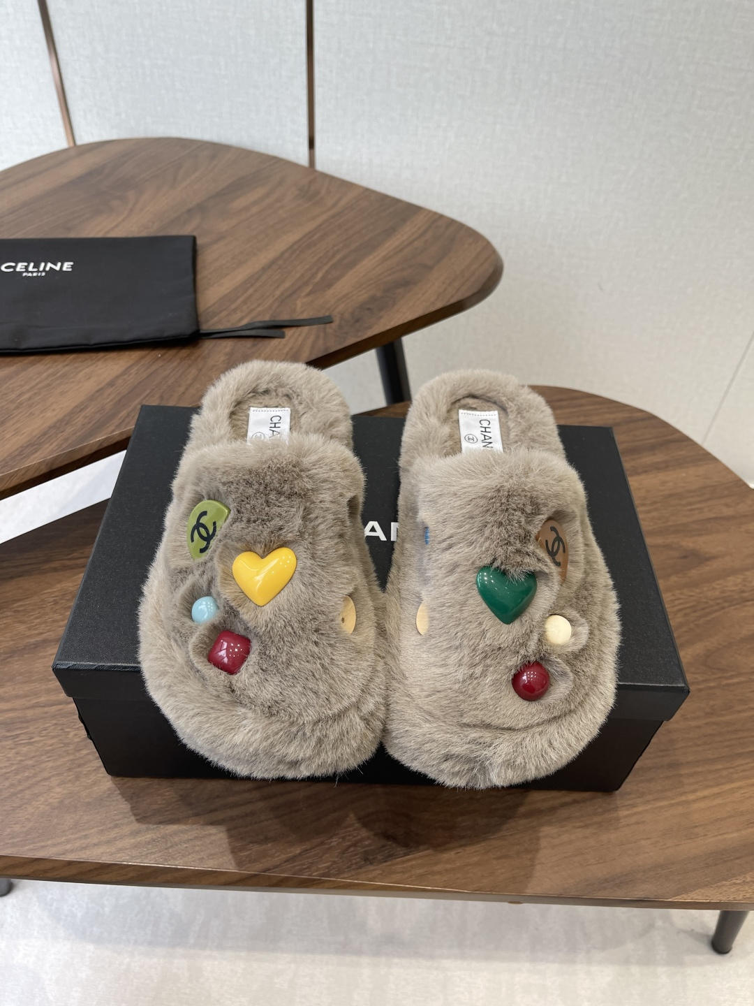 NO:592475,Chanel classic double C furry slippers for all seasons!  This fur flip flop is so cute~ The soft and fluffy fur is comfortable and warm for the feet! It increases the height and makes the legs longer! It is casual and lazy with socks in autumn and winter. The upper feet are really beautiful and fashionable! So beautiful and beautiful! Imported wool, delicate, soft and silky rubber outsole Size#35-39 (40 41 customized non-returnable), half-flop fur shoes, chanel, slippers, socks19860909Chanel 经典四季双C毛毛拖鞋！这款毛拖真的是真太可爱了～ 柔软蓬松的毛毛,舒服暖脚! 增高显腿长! 秋冬搭配袜子休闲又慵懒 上脚真的好看又时髦!美腻美爆了! 进口羊毛,手感细腻柔软丝滑 橡胶大底 Size#35-39（40 41订做不退换）,半拖毛毛鞋,chanel,slippers,socks,Women's Shoes