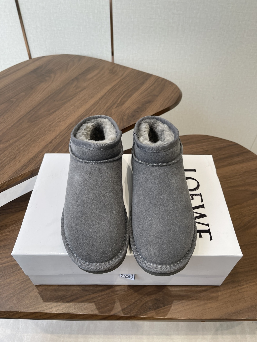 NO:592426,LOEWE 25ss Autumn and Winter Loewe also has its own snow boots!  Loewe's fur integrated boots, I said they can keep warm and are so light and soft. They can only be Loewe's, right? They are made of sheepskin and fur. Under the craftsmanship of a century-old handicraft workshop, they are light and soft, very light and very soft. The outer surface is made of nubuck, which has the texture of suede, but is very durable!  !  !  Who can resist such a pair of boots that are warm, light and soft. Purchasing authentic products and developing perfect replicas. The designer launches to explore the concept of originality and appropriation in the fashion industry. Heritage and classics come from Loewe. It can only be said that the feet feel incomparable and warm. You can only understand it the moment you put it on. The fabric is original lamb fur and fur (cold protection and warmth). The outsole is original open mold non-slip sole. Size#35-40 (custom-made for 40, non-returnable) (one size off)  (Size up a size), snow boots, loewe, loewe, boots, sheepskin, chamois leather19860909LOEWE 25ss 秋冬 罗意威 也有自己的雪地靴了！ 罗意威皮毛一体靴俺就说能保暖还能这么轻这么软乎的靴子也只能是罗意威了吧羊皮毛一体的材质 在百年手工坊的工艺下,轻盈柔软,非常轻非常软糯 外面做的正绒面工艺,有麂皮的质感的同时,但非常的经久耐用！！！ C这么一双又保暖、又轻盈又软平的靴子谁能拒绝. 正品购入开发 完美复刻 设计师推出探索时尚界对于原创与挪用的概念 传承与经典来自 Loewe 只能说脚感无敌保暖只有穿上的那一刻才懂 面料原版羊羔毛皮毛一体（防寒保暖） 大底原版开模防滑鞋底 Size#35-40（40订做不退换）（偏下一个码 往大拍一个码）,雪地靴,loewe,loewe,boots,sheepskin,chamois leather,Women's Shoes