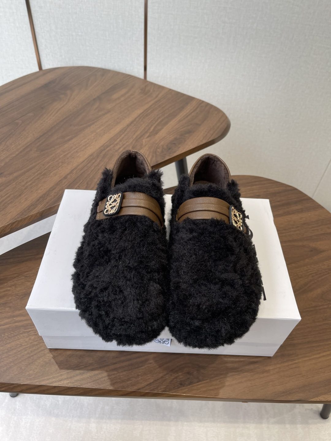 NO:592449,LOEWE 25ss Autumn and Winter Series Wool Back Step Bun Shoes I was attracted by this brand as soon as it came out. I searched for it for a long time before I found it. It’s really hard to find a pair of shoes. They are really good-looking. My sisters gave me Size 35-40 (custom-made for 40, non-returnable), half-slip fur shoes, loewe19860909LOEWE 25ss 秋冬系列 羊毛 后踩 包子鞋 这个品牌刚出我就心动了 代购找很久才买到货,真的一鞋难求,真的超级好看,姐妹们给我冲 Size35-40（40定做不退换）,半拖毛毛鞋,loewe,Women's Shoes