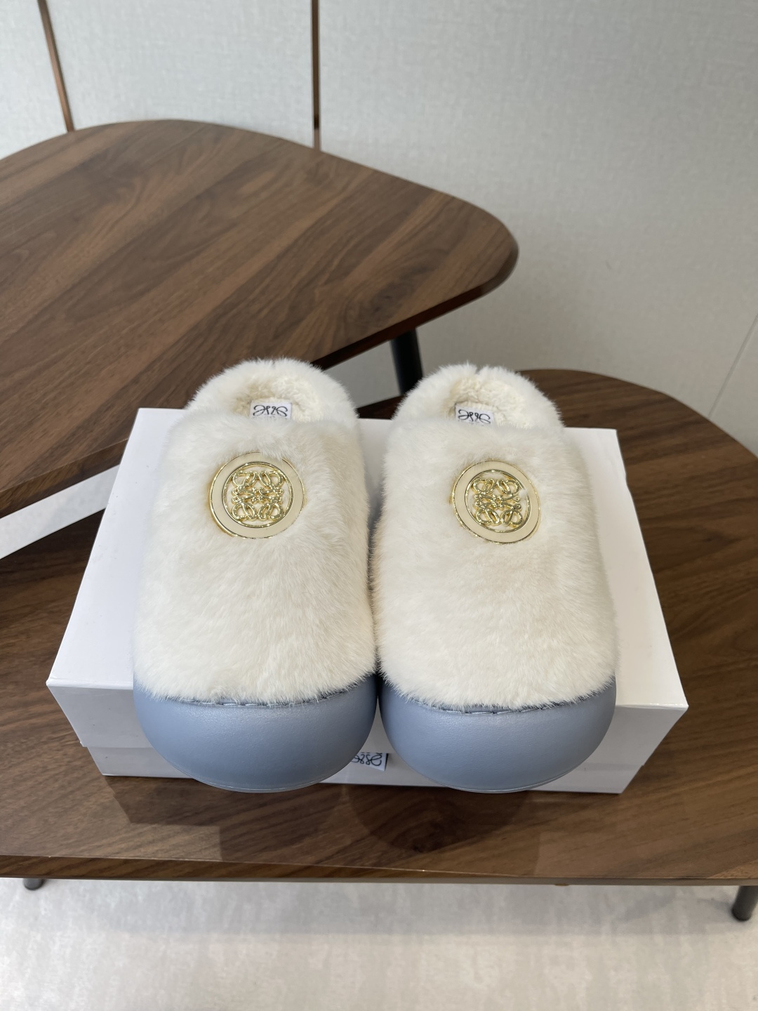 NO:592452,Loewe LOEWE25ss new autumn style wool slippers Ease three-petal head full leather wrapped Birkenstock shoes imported lambswool material Very comfortable, very recognizable, both beautiful and practical, comfortable but not monotonous wool slippers The upper is imported fur, the inner fur/body, the entire foot is wrapped in real wool, wear-resistant PU outsole Size: Female 35-41 (40  41 Custom-made (non-returnable), semi-slippers, loewe, loewe, slippers19860909罗意威 LOEWE25ss开秋新款 毛拖鞋 Ease三连花瓣头 全皮包裹博肯鞋 进口羊羔毛材质 舒适度极高,非常具有辨识度,美貌与实用并存舒适而不单调的毛拖鞋 鞋面进口皮毛一体,内里皮毛/体,整个垫脚包裹全真羊毛,耐磨pu大底 码数:女35-41(40 41订做不退换),半拖毛毛鞋,loewe,loewe,slippers,Women's Shoes