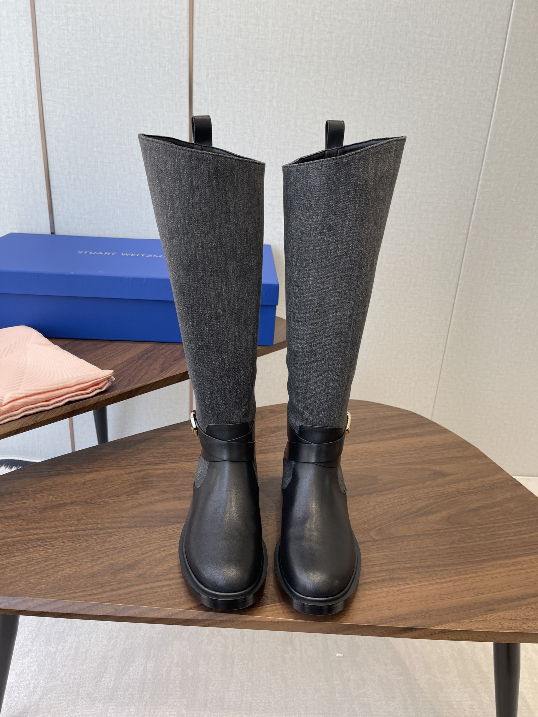 NO:592421,Denim suede Stuart Weitzman new autumn and winter knight boots top version classic simple style!  The mid-tube design is very cool!  sw's shoes are getting more and more popular, and the professional shoe makers really have to say that the rounded toe box is suitable for friends with different foot types, and it is very comfortable on the feet!  Speaking of the most popular footwear item among fashionistas in the autumn and winter of the past two years, there is no doubt that knight boots are the best. Whether worn with shorts, skirts or leggings, they are all trendy and cool. In addition, knight boots are also a magic weapon for curing crooked calves and excessive calf fat. Whoever wears them has better legs!  !  Black is cool and handsome. It has irresistible charm and looks more elegant. Not only does it look stylish on the feet, but it also makes the legs look slimmer... Knight boots are really a very classic and retro existence!  Upper calfskin/suede, washed denim velvet, lining sheepskin, outsole rubber Size35-40 (40 custom made, non-returnable), boots, stuart weitzman, boots, skirts, shorts, cowhide, sheepskin, chamois leather19860909牛仔绒 麂皮 Stuart Weitzman 秋冬新款 骑士靴 顶级版本 经典简约风格！中筒设计很帅气哦！sw家的鞋子越穿越上头,专业做鞋子的真的没得说圆润鞋头适合不同脚型的小伙伴,上脚非常舒适！ 说到近两年秋冬最受时髦精欢迎的鞋类单品,毋庸置疑是骑士靴了,无论是搭短裤、短裙还是小脚裤,无一不时髦甜酷.此外,骑士靴还是专治小腿弯曲不直、小腿肉赘肉多的法宝,谁穿谁是腿精！！黑色酷帅 魅力难挡,显得更有气质,上脚不仅有范儿而且还能让双腿显瘦加倍…骑士靴真的是非常经典复古的存在！ 鞋面小牛皮/麂皮 水洗牛仔布绒 内里羊皮 大底橡胶 Size35-40（40订做不退换）,靴子,stuart weitzman,boots,skirts,shorts,cowhide,sheepskin,chamois leather,Women's Shoes