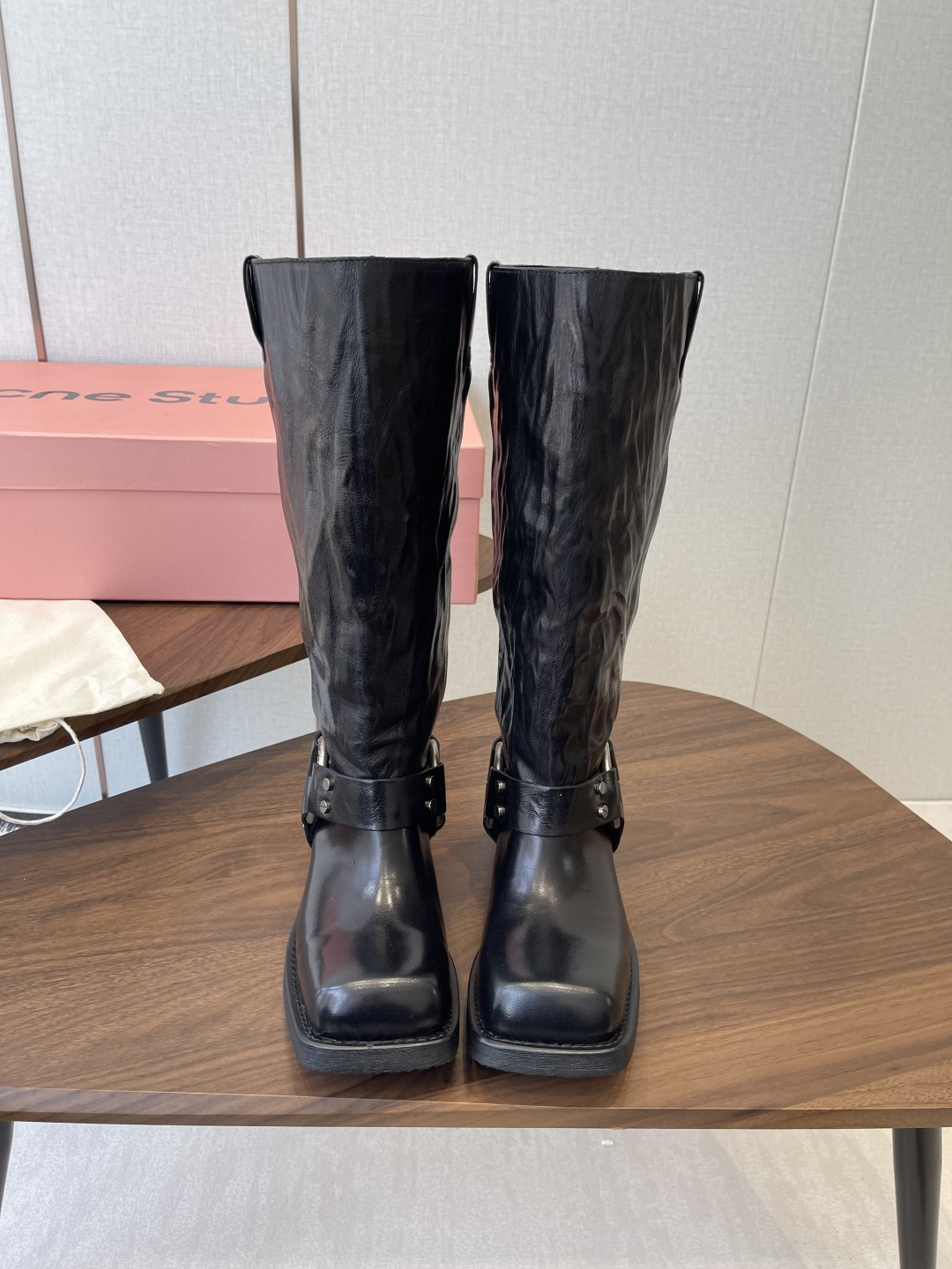 NO:592423,Calf leather pleated leather Acne Studios ne 25 autumn and winter knight boots. This boot can be called the king of goods!  Acne Studios has always been regarded as one of the few brands that can play all kinds of high-end colors with cool and cool styles to the extreme. It is extremely simple and high-end, and it looks beautiful, cool and rustic when worn!  !  A short boot that can really be worn barefoot, made of mixed imported calfskin material with a unique pink silk lining. It can be worn all year round and can be matched with all kinds of things~ This small cowhide boot can't be felt by your feet.  Shoe material imported mixed small breed cowhide, Acne powder lining, shoe cushion latex rubber Size#35-39 (40 custom made, non-returnable), boots,acne studios,dior,boots,cowhide19860909小牛皮 褶皱皮 Acne Studios ne 25款秋冬 骑士靴 这靴简直是以可被叫断做货王！ Acne Studios一直为是数不多能各把种性淡冷风的高级彩色玩到极的致品牌,极又简高级感十足,穿它上又美又酷又飒！！ 一款正真可以裸穿脚的短靴,进混口种小牛皮面料 配上独的有粉色真布丝内里 一年四都季能穿,各种能万好搭～ 这小款牛皮 靴上完脚全感觉不它到的存在,包又脚服帖,脚简感直是无敌了.只说能穿上了就想不脱下来的一款短靴！ 鞋材面质进口混小种牛皮 内里Acne粉,鞋材垫质乳贴胶 Size#35-39（40订做不退换）,靴子,acne studios,dior,boots,cowhide,Women's Shoes