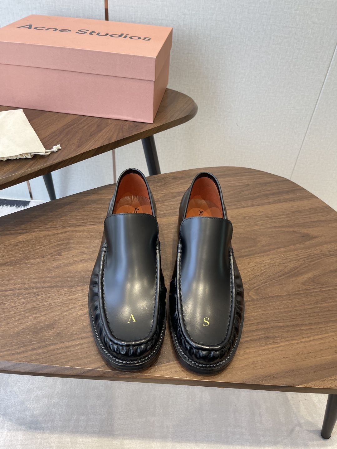 NO:592418,Women's Men's Acne Studio 25ss Couple's Loafers I saw blogger danielsimmons wearing this pair of shoes before, so I decided to order them at the counter. They are very comfortable. The feet are wrinkled, so they will look better when worn. They are so popular today. The shoes are very light and comfortable without wearing the same heel. The upper is beaded calfskin, the lining is cowhide, and the Italian Goodyear leather outsole is Size# Female 35-39  #男40-44,loafers,acne studios,dior,loafers,cowhide,Leather soles19860909女款 男款 Acne Studio 25ss 情侣款 乐福鞋 之前看到博主 danielsimmons 穿了这双鞋,果断专柜下单做出来了,很舒服 脚边是做皱的,所以穿旧了会更好看 今天太流行啦 鞋子上脚跟没有穿一样特别轻巧舒适 鞋面开边珠小牛皮 内里牛皮 意大利固特异工艺真皮大底 Size#女35-39 #男40-44,乐福鞋,acne studios,dior,loafers,cowhide,Leather soles,Women's Shoes