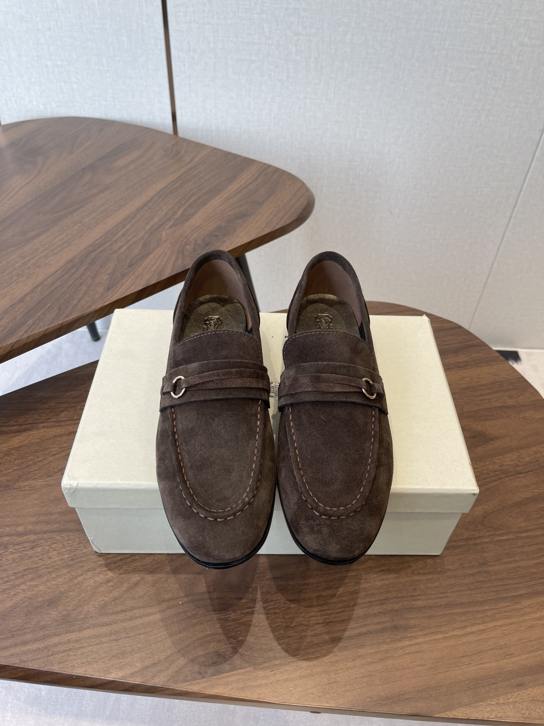 NO:725230,Brunello Cucinelli 25ss new retro loafers for autumn and winter. BC is a well-known Italian brand with minimalist style and handmade bead chain accessories!  Retro and high-end!  Simple and elegant, it is a very attractive style!  The king of advanced jokers, completely irresistible!  The feet feel very good and comfortable!  It looks ordinary, but looks slim and handsome!  Not limited to any occasion, daily work, fashionable and capable!  No matter it is paired with skirts, trousers, or windbreakers, it is very versatile!  Super eye-catching!  Suitable for spring, summer, autumn and winter all year round. The fabric is original one-to-one customized calfskin fabric/high mercerized cow suede. The lining is original Italian customized metal sheepskin lining, metal sheepskin feet. Outsole Italian genuine leather outsole. Accessories original molded custom bead chain. The level of luxury is the same as clothing. Size#35-41 (40 41 custom-made is not returnable), loafers, brunello  cucinelli,loafers,skirts,cowhide,sheepskin,Leather soles19860909Brunello Cucinelli 25ss 秋冬新款复古乐福鞋 BC是意大利知名品牌,极简主义风格,纯手工串联珠链配饰！复古又高级！简约又大气,属于非常耐看的款式！ 高级百搭之王,完全没有抵抗力！脚感很好很舒服！看起来平平无奇,穿起来又瘦又帅！ 不局限任何场合,日常工作、时尚又干练！不管搭配 裙装、裤装、风衣大衣、都非常百搭！超级耐看！一年四季春夏秋冬皆适宜. 面料原版一比一定制小牛皮面料/高丝光牛反毛 内里原版意大利定制金属羊皮内里,金属羊皮垫脚. 大底意大利真皮大底 配饰原版开模定制珠链,奢侈程度和服装无区别. Size#35-41（40 41 定做不退换）,乐福鞋,brunello cucinelli,loafers,skirts,cowhide,sheepskin,Leather soles,Women's Shoes