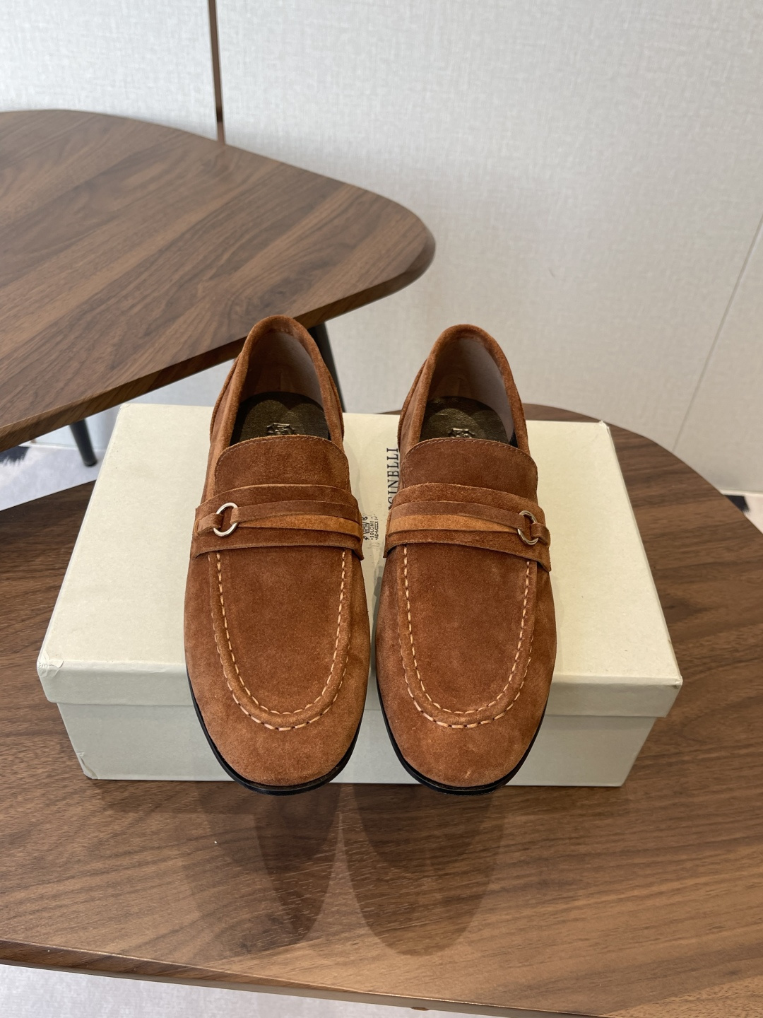 NO:757360,Brunello Cucinelli 25ss new retro loafers for autumn and winter. BC is a well-known Italian brand with minimalist style and handmade bead chain accessories!  Retro and high-end!  Simple and elegant, it is a very attractive style!  The king of advanced jokers, completely irresistible!  The feet feel very good and comfortable!  It looks ordinary, but looks slim and handsome!  Not limited to any occasion, daily work, fashionable and capable!  No matter it is paired with skirts, trousers, or windbreakers, it is very versatile!  Super eye-catching!  Suitable for spring, summer, autumn and winter all year round. The fabric is original one-to-one customized calfskin fabric/high mercerized cow suede. The lining is original Italian customized metal sheepskin lining, metal sheepskin feet. Outsole Italian genuine leather outsole. Accessories original molded custom bead chain. The level of luxury is the same as clothing. Size#35-41 (40 41 custom-made is not returnable), loafers, brunello  cucinelli,loafers,skirts,cowhide,sheepskin,Leather soles19860909Brunello Cucinelli 25ss 秋冬新款复古乐福鞋 BC是意大利知名品牌,极简主义风格,纯手工串联珠链配饰！复古又高级！简约又大气,属于非常耐看的款式！ 高级百搭之王,完全没有抵抗力！脚感很好很舒服！看起来平平无奇,穿起来又瘦又帅！ 不局限任何场合,日常工作、时尚又干练！不管搭配 裙装、裤装、风衣大衣、都非常百搭！超级耐看！一年四季春夏秋冬皆适宜. 面料原版一比一定制小牛皮面料/高丝光牛反毛 内里原版意大利定制金属羊皮内里,金属羊皮垫脚. 大底意大利真皮大底 配饰原版开模定制珠链,奢侈程度和服装无区别. Size#35-41（40 41 定做不退换）,乐福鞋,brunello cucinelli,loafers,skirts,cowhide,sheepskin,Leather soles,Women's Shoes