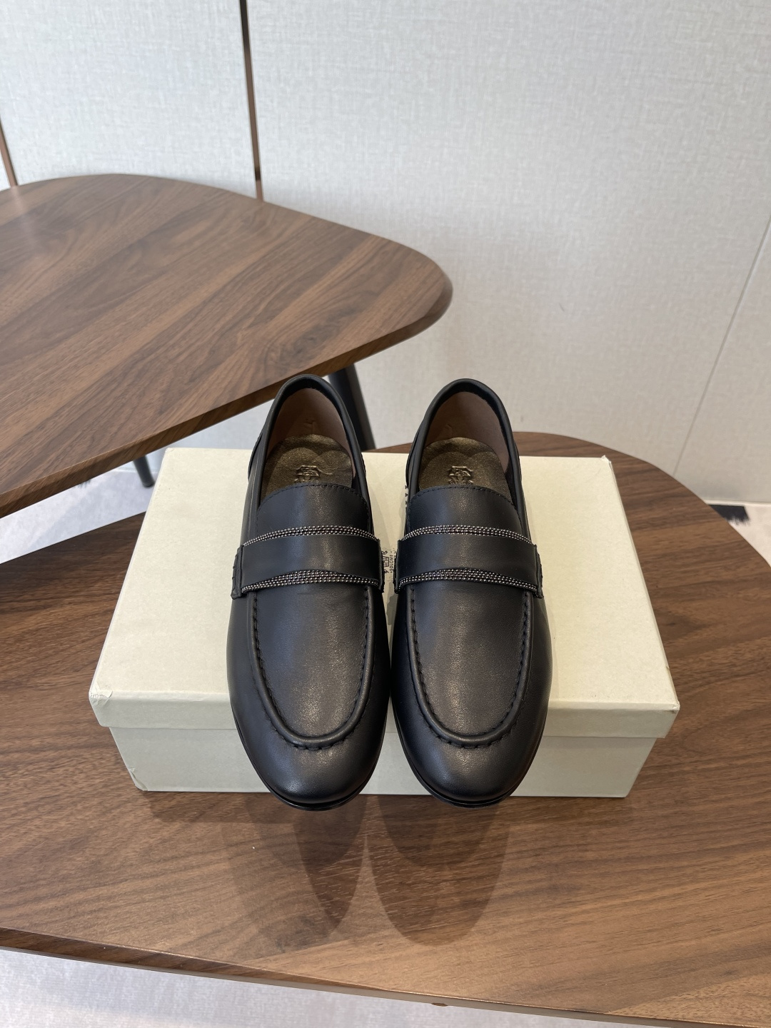 NO:725223,Brunello Cucinelli 25ss new retro loafers for autumn and winter. BC is a well-known Italian brand with minimalist style and handmade bead chain accessories!  Retro and high-end!  Simple and elegant, it is a very attractive style!  The king of advanced jokers, completely irresistible!  The feet feel very good and comfortable!  It looks ordinary, but looks slim and handsome!  Not limited to any occasion, daily work, fashionable and capable!  No matter it is paired with skirts, trousers, or windbreakers, it is very versatile!  Super eye-catching!  Suitable for spring, summer, autumn and winter all year round. The fabric is original one-to-one customized calfskin fabric/high mercerized cow suede. The lining is original Italian customized metal sheepskin lining, metal sheepskin feet. Outsole Italian genuine leather outsole. Accessories original molded custom bead chain. The level of luxury is the same as clothing. Size#35-41 (40 41 custom-made is not returnable), loafers, brunello  cucinelli,loafers,skirts,cowhide,sheepskin,Leather soles19860909Brunello Cucinelli 25ss 秋冬新款复古乐福鞋 BC是意大利知名品牌,极简主义风格,纯手工串联珠链配饰！复古又高级！简约又大气,属于非常耐看的款式！ 高级百搭之王,完全没有抵抗力！脚感很好很舒服！看起来平平无奇,穿起来又瘦又帅！ 不局限任何场合,日常工作、时尚又干练！不管搭配 裙装、裤装、风衣大衣、都非常百搭！超级耐看！一年四季春夏秋冬皆适宜. 面料原版一比一定制小牛皮面料/高丝光牛反毛 内里原版意大利定制金属羊皮内里,金属羊皮垫脚. 大底意大利真皮大底 配饰原版开模定制珠链,奢侈程度和服装无区别. Size#35-41（40 41 定做不退换）,乐福鞋,brunello cucinelli,loafers,skirts,cowhide,sheepskin,Leather soles,Women's Shoes