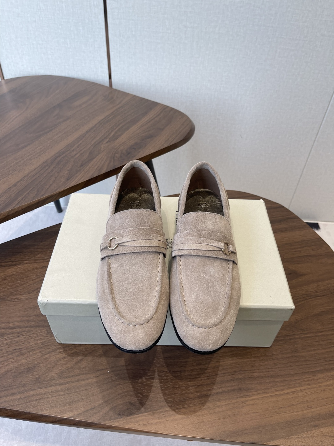 NO:593030,Brunello Cucinelli 25ss new retro loafers for autumn and winter. BC is a well-known Italian brand with minimalist style and handmade bead chain accessories!  Retro and high-end!  Simple and elegant, it is a very attractive style!  The king of advanced jokers, completely irresistible!  The feet feel very good and comfortable!  It looks ordinary, but looks slim and handsome!  Not limited to any occasion, daily work, fashionable and capable!  No matter it is paired with skirts, trousers, or windbreakers, it is very versatile!  Super eye-catching!  Suitable for spring, summer, autumn and winter all year round. The fabric is original one-to-one customized calfskin fabric/high mercerized cow suede. The lining is original Italian customized metal sheepskin lining, metal sheepskin feet. Outsole Italian genuine leather outsole. Accessories original molded custom bead chain. The level of luxury is the same as clothing. Size#35-41 (40 41 custom-made is not returnable), loafers, brunello  cucinelli,loafers,skirts,cowhide,sheepskin,Leather soles19860909Brunello Cucinelli 25ss 秋冬新款复古乐福鞋 BC是意大利知名品牌,极简主义风格,纯手工串联珠链配饰！复古又高级！简约又大气,属于非常耐看的款式！ 高级百搭之王,完全没有抵抗力！脚感很好很舒服！看起来平平无奇,穿起来又瘦又帅！ 不局限任何场合,日常工作、时尚又干练！不管搭配 裙装、裤装、风衣大衣、都非常百搭！超级耐看！一年四季春夏秋冬皆适宜. 面料原版一比一定制小牛皮面料/高丝光牛反毛 内里原版意大利定制金属羊皮内里,金属羊皮垫脚. 大底意大利真皮大底 配饰原版开模定制珠链,奢侈程度和服装无区别. Size#35-41（40 41 定做不退换）,乐福鞋,brunello cucinelli,loafers,skirts,cowhide,sheepskin,Leather soles,Women's Shoes