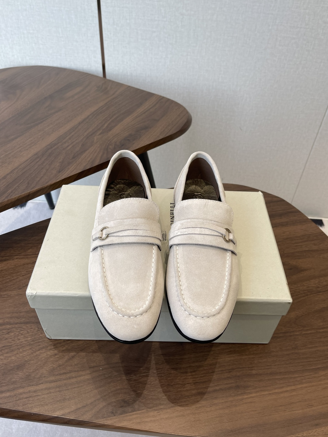 NO:757374,Brunello Cucinelli 25ss new retro loafers for autumn and winter. BC is a well-known Italian brand with minimalist style and handmade bead chain accessories!  Retro and high-end!  Simple and elegant, it is a very attractive style!  The king of advanced jokers, completely irresistible!  The feet feel very good and comfortable!  It looks ordinary, but looks slim and handsome!  Not limited to any occasion, daily work, fashionable and capable!  No matter it is paired with skirts, trousers, or windbreakers, it is very versatile!  Super eye-catching!  Suitable for spring, summer, autumn and winter all year round. The fabric is original one-to-one customized calfskin fabric/high mercerized cow suede. The lining is original Italian customized metal sheepskin lining, metal sheepskin feet. Outsole Italian genuine leather outsole. Accessories original molded custom bead chain. The level of luxury is the same as clothing. Size#35-41 (40 41 custom-made is not returnable), loafers, brunello  cucinelli,loafers,skirts,cowhide,sheepskin,Leather soles19860909Brunello Cucinelli 25ss 秋冬新款复古乐福鞋 BC是意大利知名品牌,极简主义风格,纯手工串联珠链配饰！复古又高级！简约又大气,属于非常耐看的款式！ 高级百搭之王,完全没有抵抗力！脚感很好很舒服！看起来平平无奇,穿起来又瘦又帅！ 不局限任何场合,日常工作、时尚又干练！不管搭配 裙装、裤装、风衣大衣、都非常百搭！超级耐看！一年四季春夏秋冬皆适宜. 面料原版一比一定制小牛皮面料/高丝光牛反毛 内里原版意大利定制金属羊皮内里,金属羊皮垫脚. 大底意大利真皮大底 配饰原版开模定制珠链,奢侈程度和服装无区别. Size#35-41（40 41 定做不退换）,乐福鞋,brunello cucinelli,loafers,skirts,cowhide,sheepskin,Leather soles,Women's Shoes