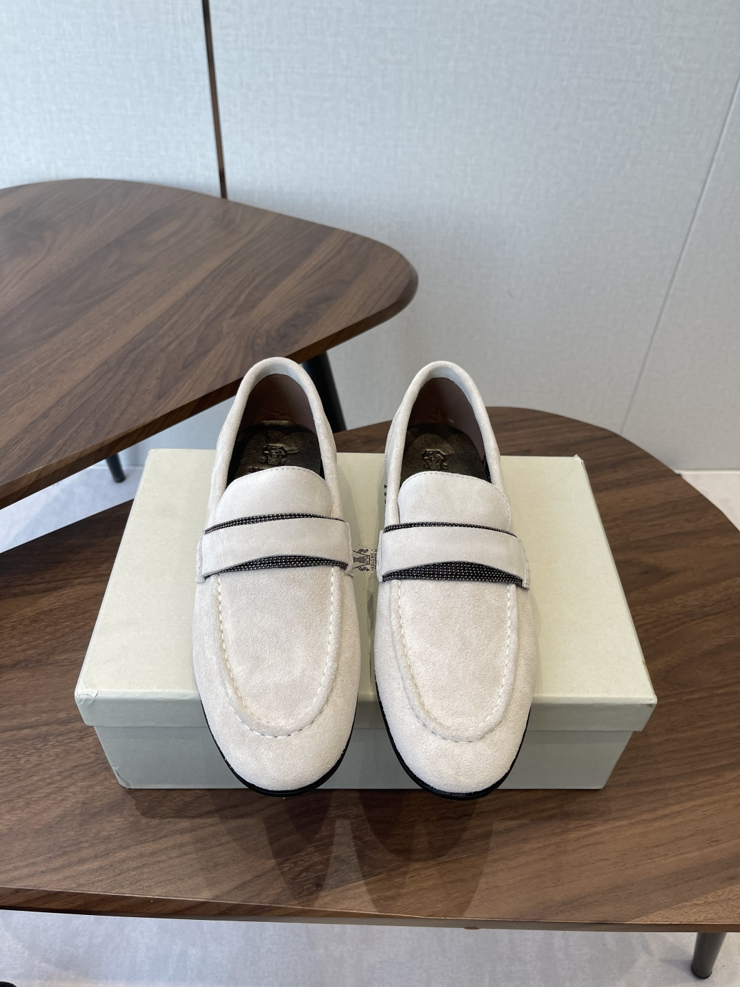 NO:592429,Brunello Cucinelli 25ss new retro loafers for autumn and winter. BC is a well-known Italian brand with minimalist style and handmade bead chain accessories!  Retro and high-end!  Simple and elegant, it is a very attractive style!  The king of advanced jokers, completely irresistible!  The feet feel very good and comfortable!  It looks ordinary, but looks slim and handsome!  Not limited to any occasion, daily work, fashionable and capable!  No matter it is paired with skirts, trousers, or windbreakers, it is very versatile!  Super eye-catching!  Suitable for spring, summer, autumn and winter all year round. The fabric is original one-to-one customized calfskin fabric/high mercerized cow suede. The lining is original Italian customized metal sheepskin lining, metal sheepskin feet. Outsole Italian genuine leather outsole. Accessories original molded custom bead chain. The level of luxury is the same as clothing. Size#35-41 (40 41 custom-made is not returnable), loafers, brunello  cucinelli,loafers,skirts,cowhide,sheepskin,Leather soles19860909Brunello Cucinelli 25ss 秋冬新款复古乐福鞋 BC是意大利知名品牌,极简主义风格,纯手工串联珠链配饰！复古又高级！简约又大气,属于非常耐看的款式！ 高级百搭之王,完全没有抵抗力！脚感很好很舒服！看起来平平无奇,穿起来又瘦又帅！ 不局限任何场合,日常工作、时尚又干练！不管搭配 裙装、裤装、风衣大衣、都非常百搭！超级耐看！一年四季春夏秋冬皆适宜. 面料原版一比一定制小牛皮面料/高丝光牛反毛 内里原版意大利定制金属羊皮内里,金属羊皮垫脚. 大底意大利真皮大底 配饰原版开模定制珠链,奢侈程度和服装无区别. Size#35-41（40 41 定做不退换）,乐福鞋,brunello cucinelli,loafers,skirts,cowhide,sheepskin,Leather soles,Women's Shoes